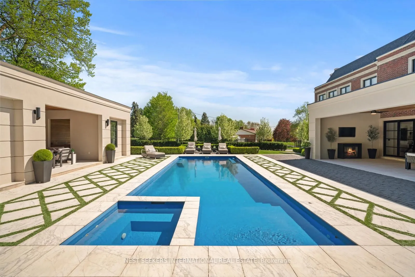 6 Forestave Crescent