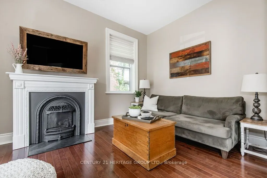 157 Centre Street N