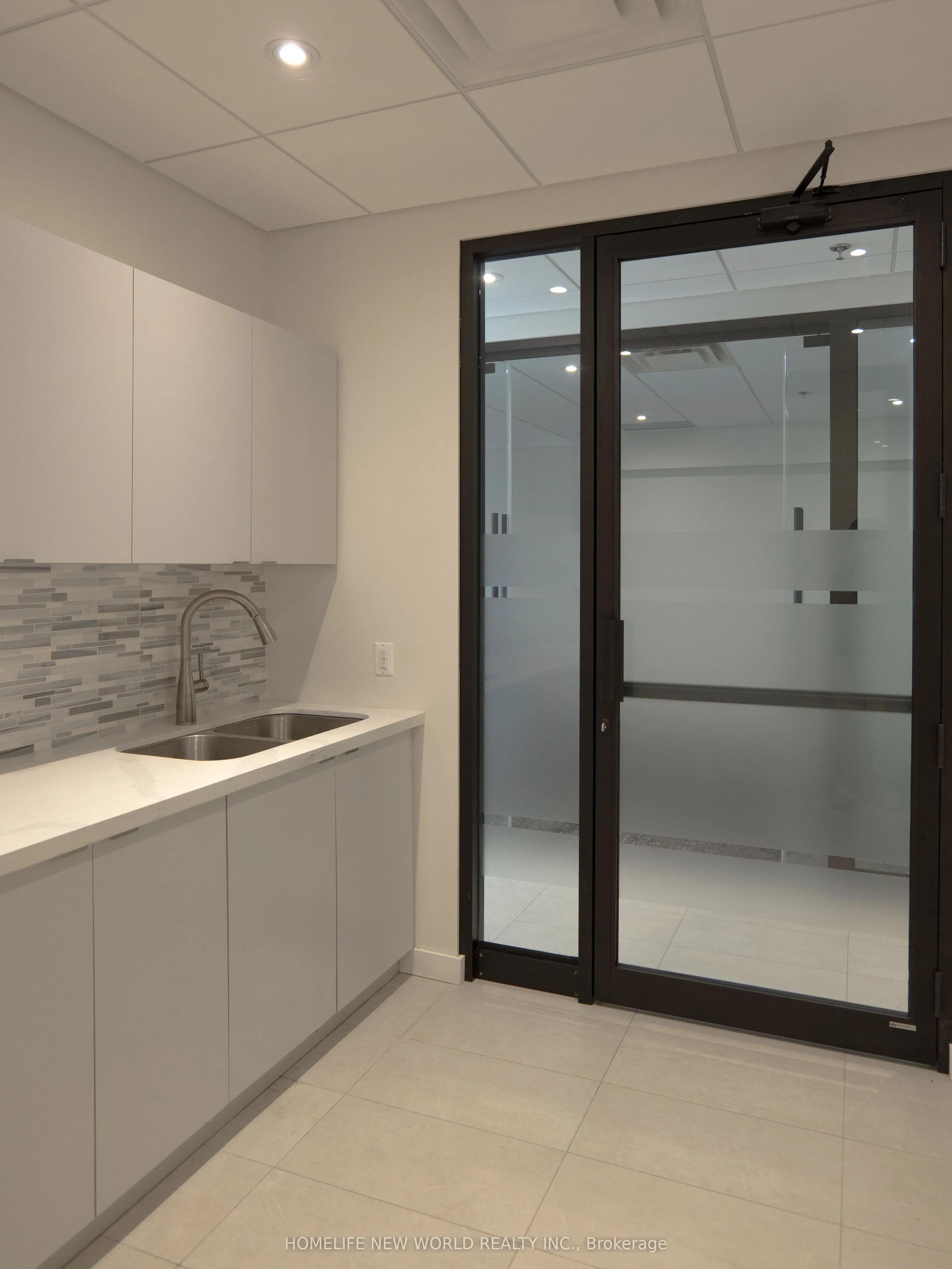8901 Woodbine Avenue, #118