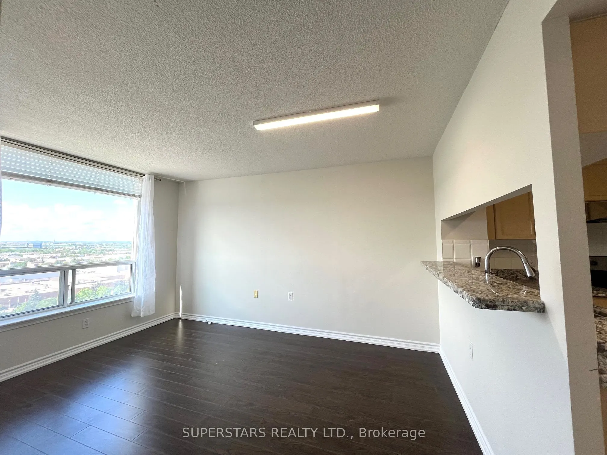9015 Leslie Street, #LPH12
