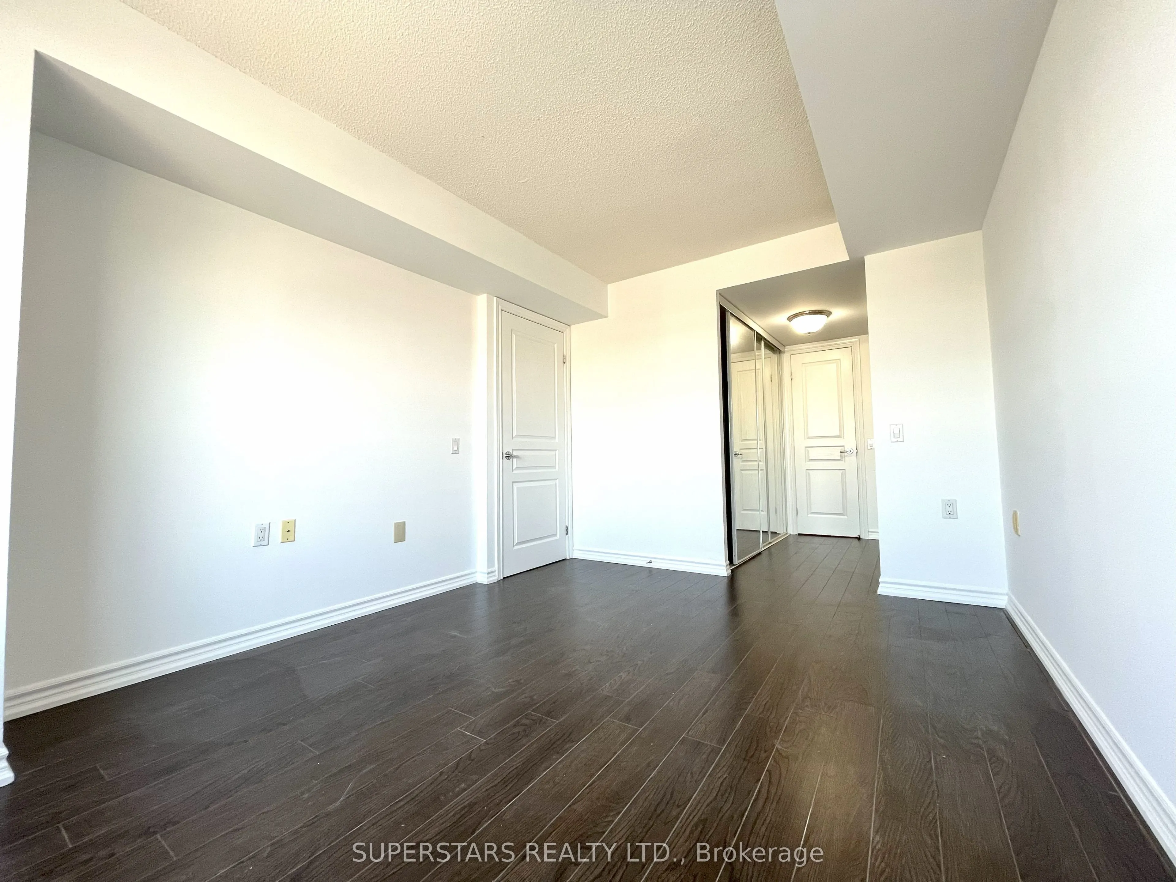 9015 Leslie Street, #LPH12