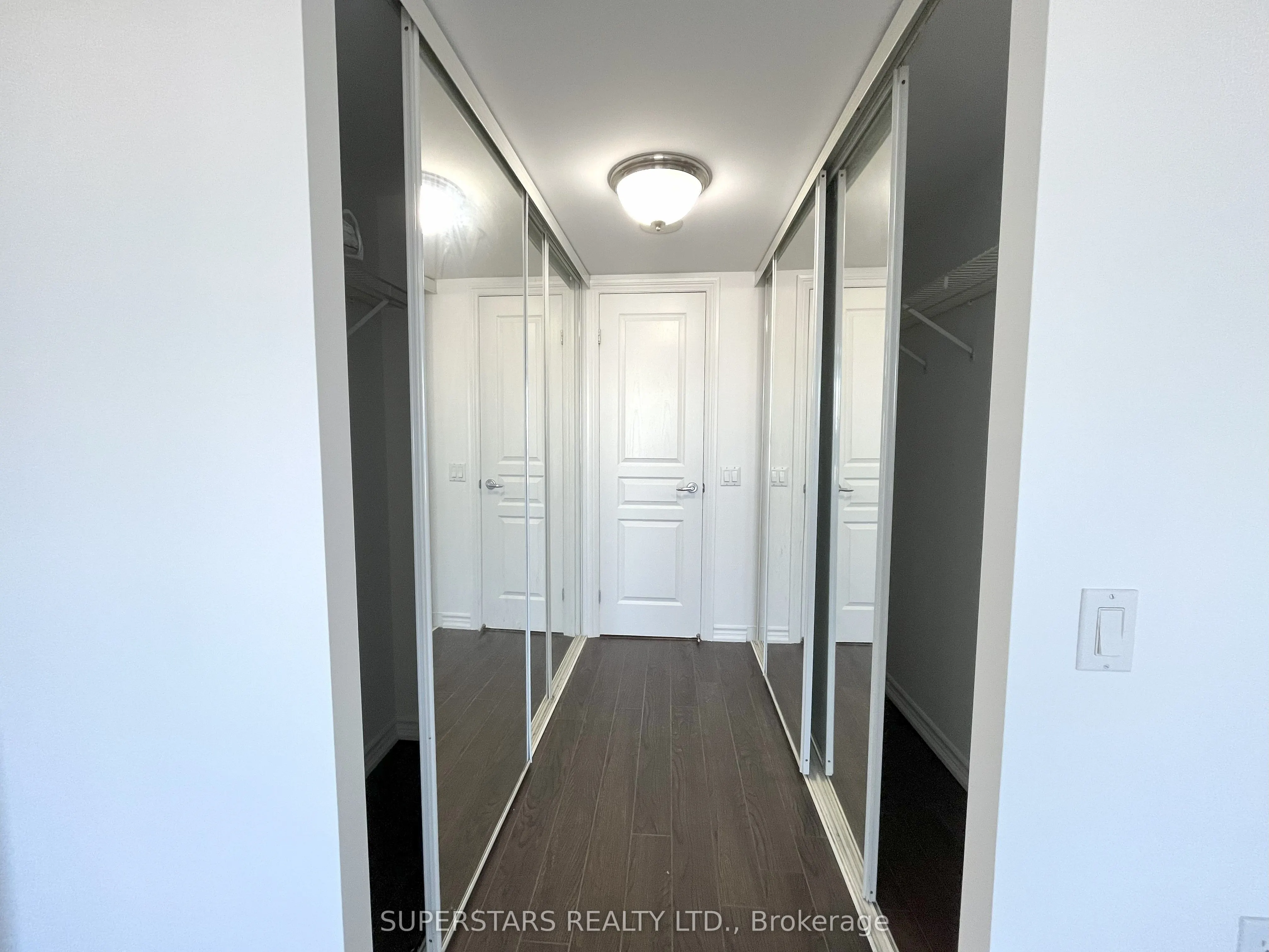 9015 Leslie Street, #LPH12