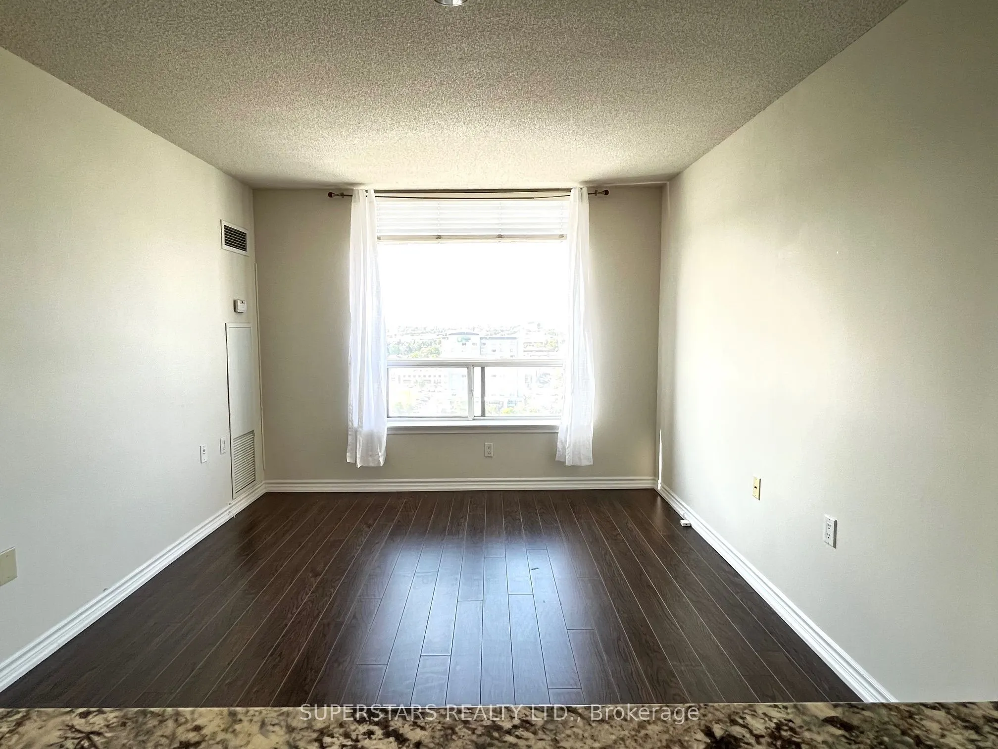 9015 Leslie Street, #LPH12