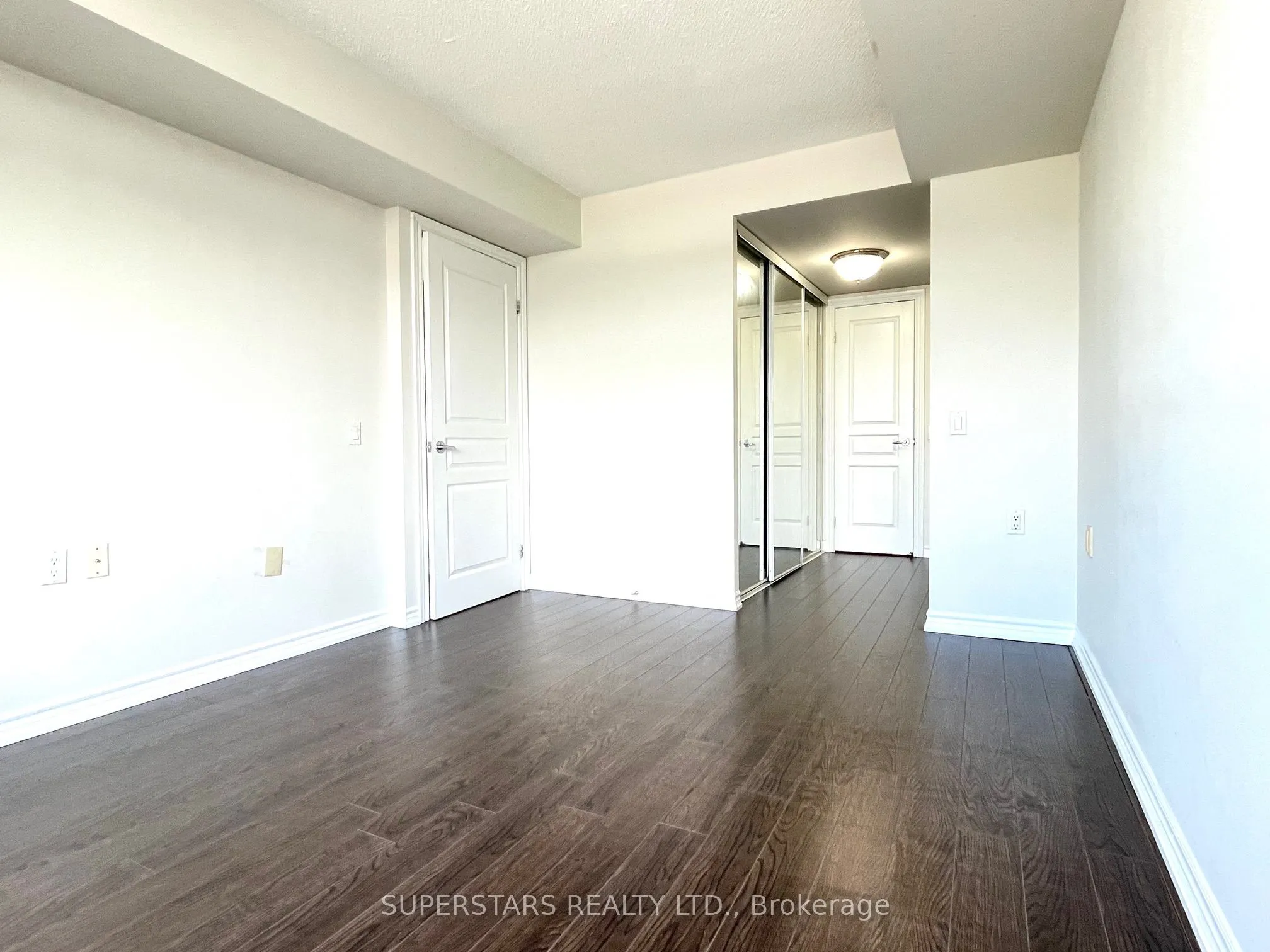 9015 Leslie Street, #LPH12