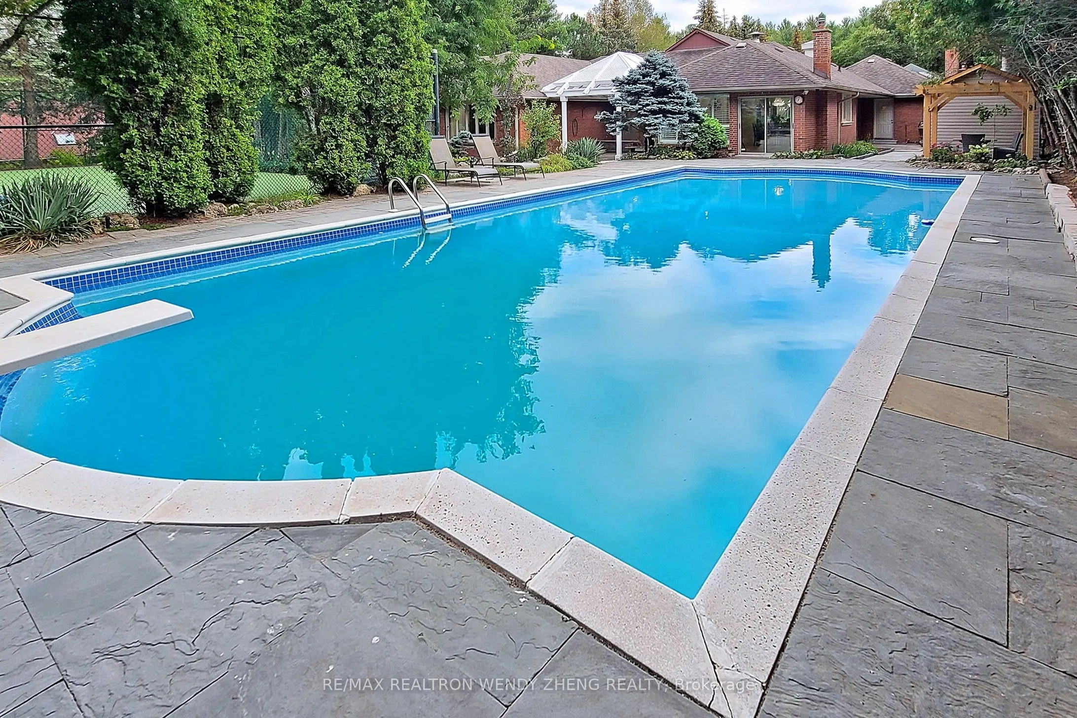 305 Woodland Acres Crescent