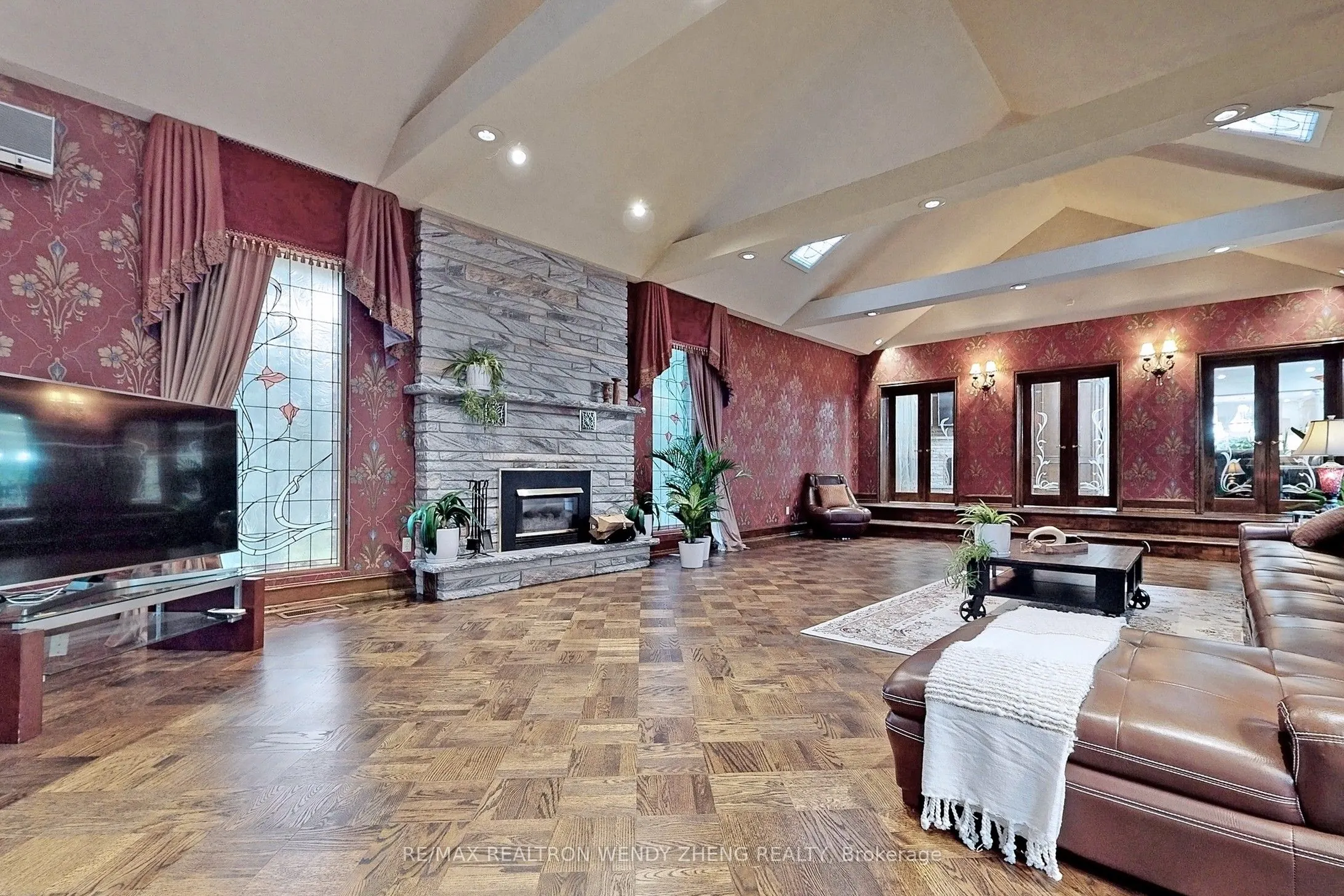 305 Woodland Acres Crescent