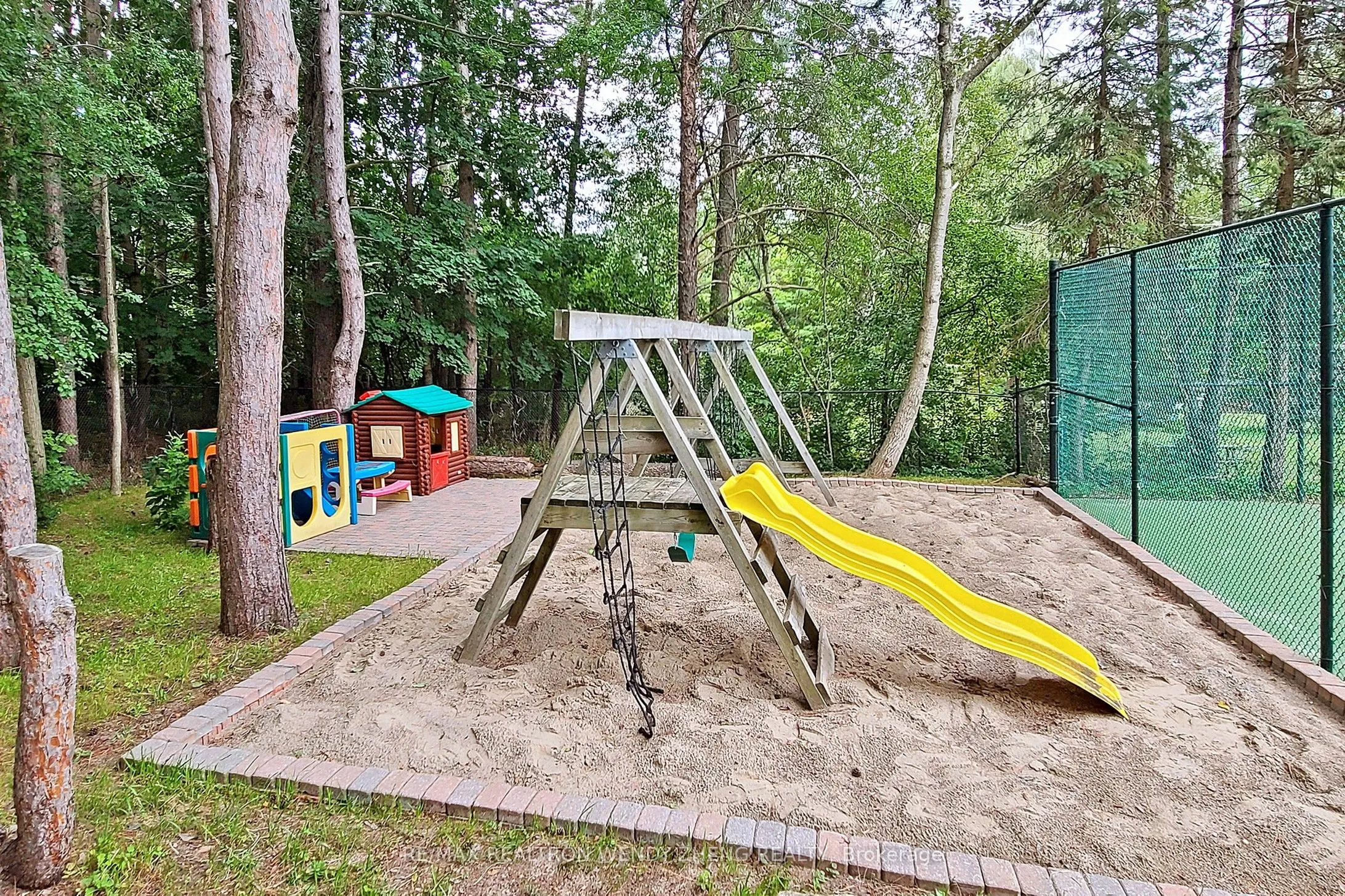 305 Woodland Acres Crescent