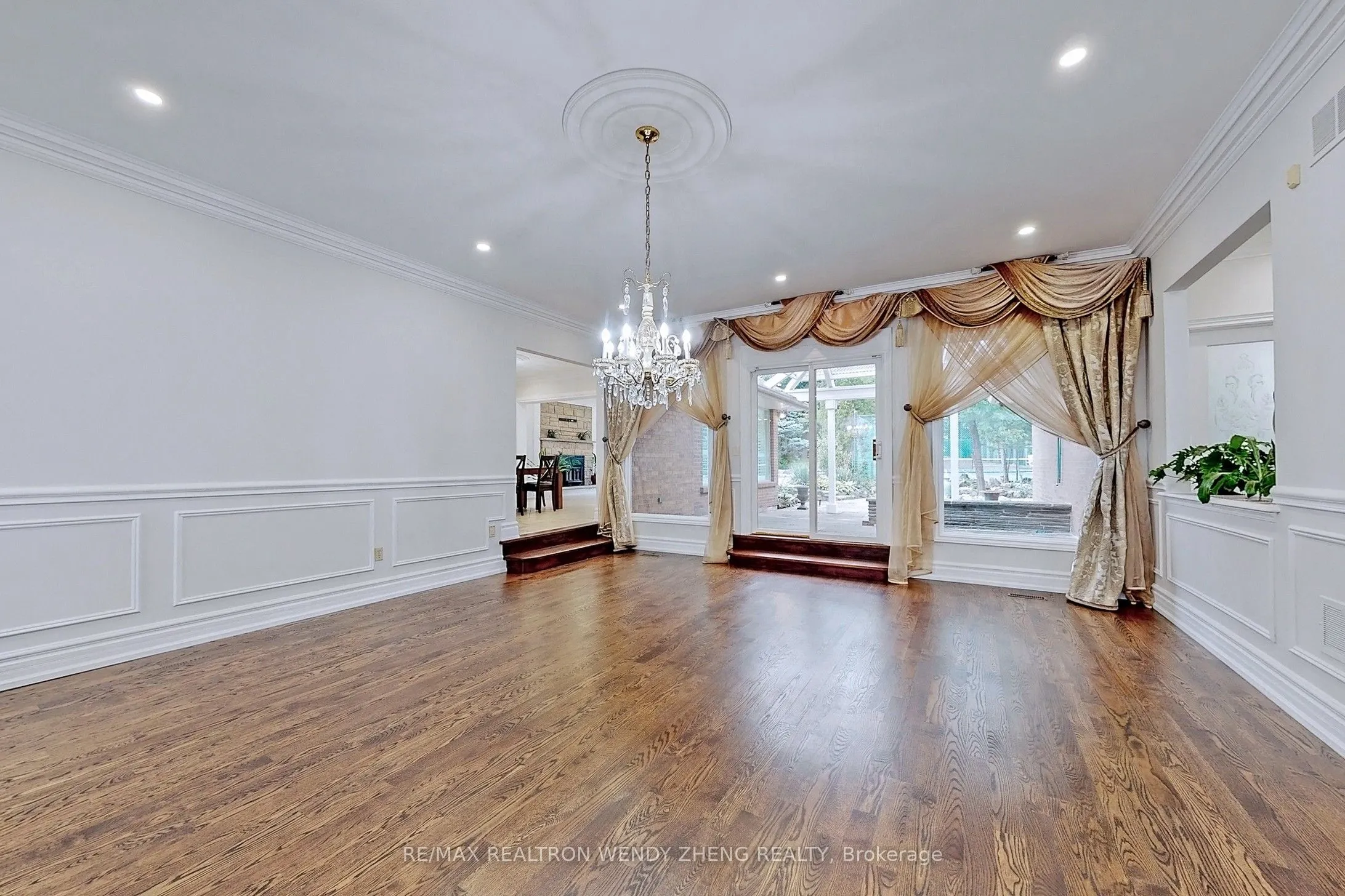 305 Woodland Acres Crescent