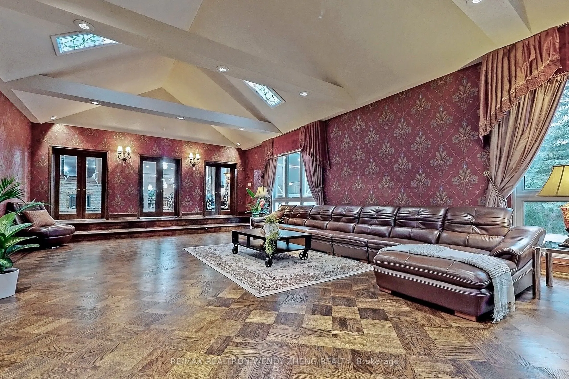 305 Woodland Acres Crescent