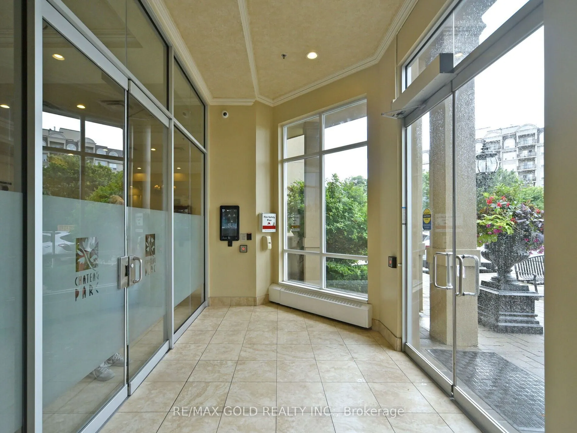 2 Maison Parc Court, #404
