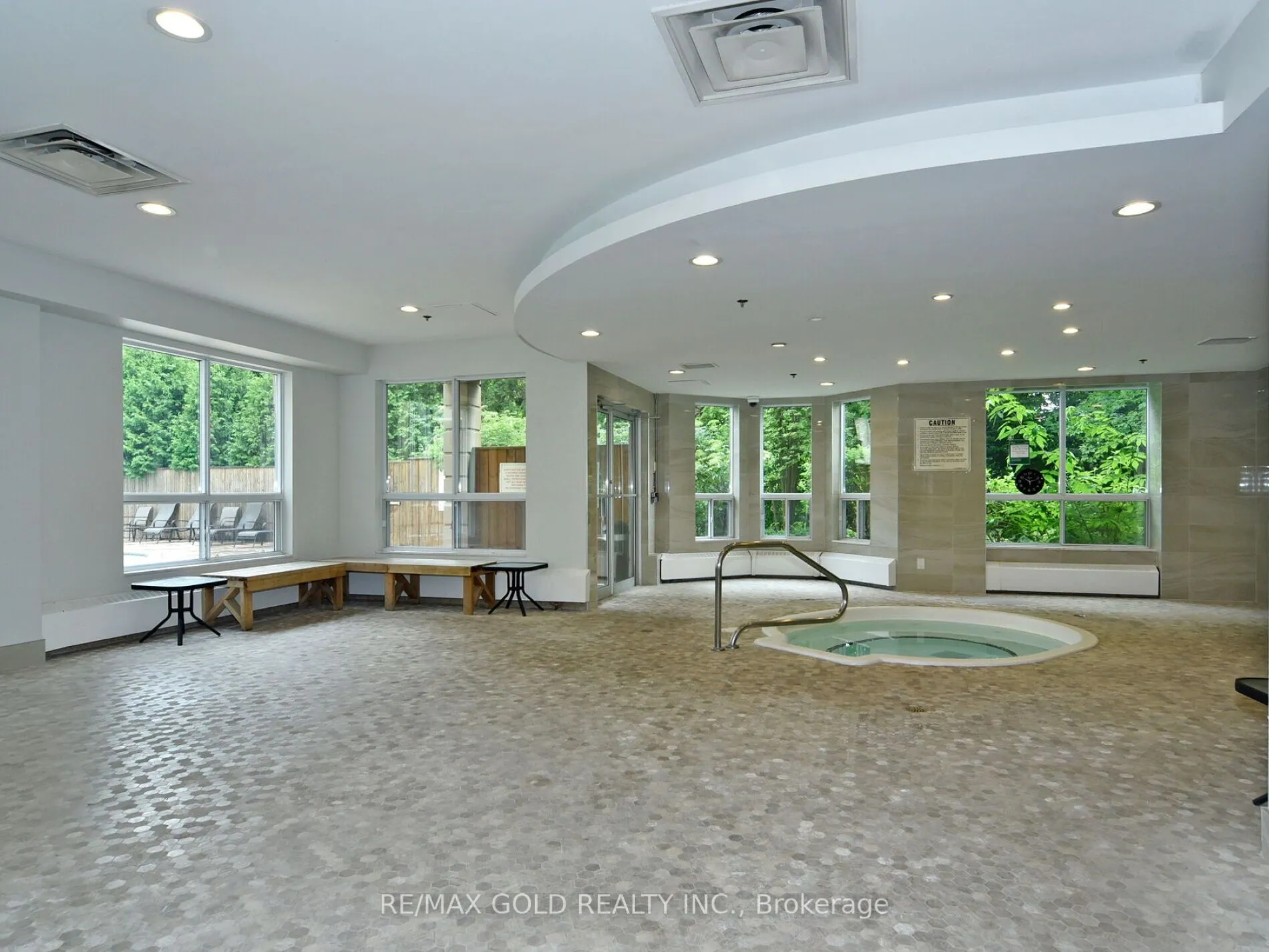2 Maison Parc Court, #404
