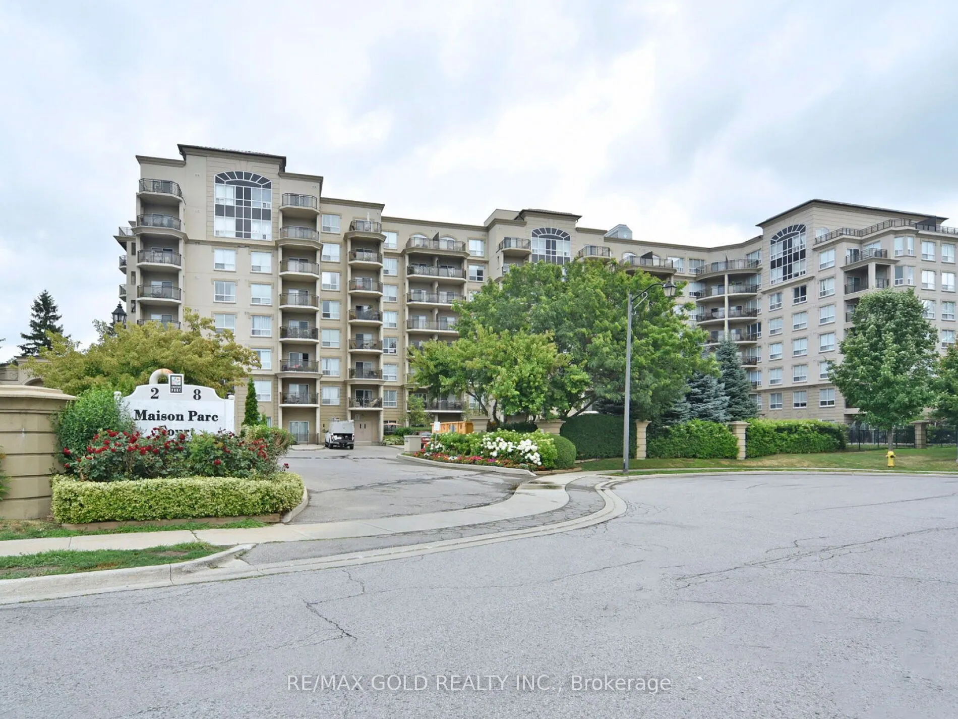 2 Maison Parc Court, #404