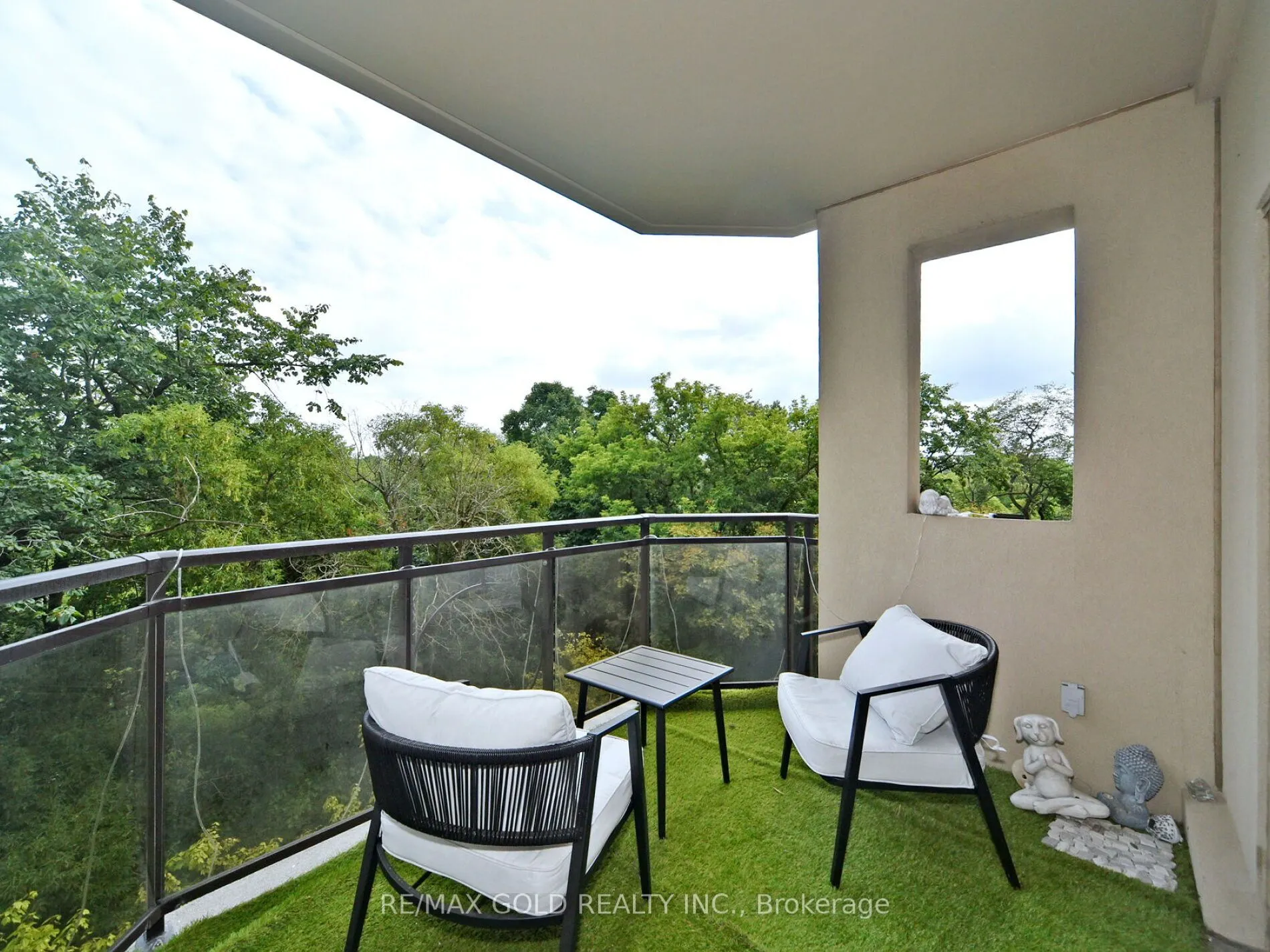 2 Maison Parc Court, #404