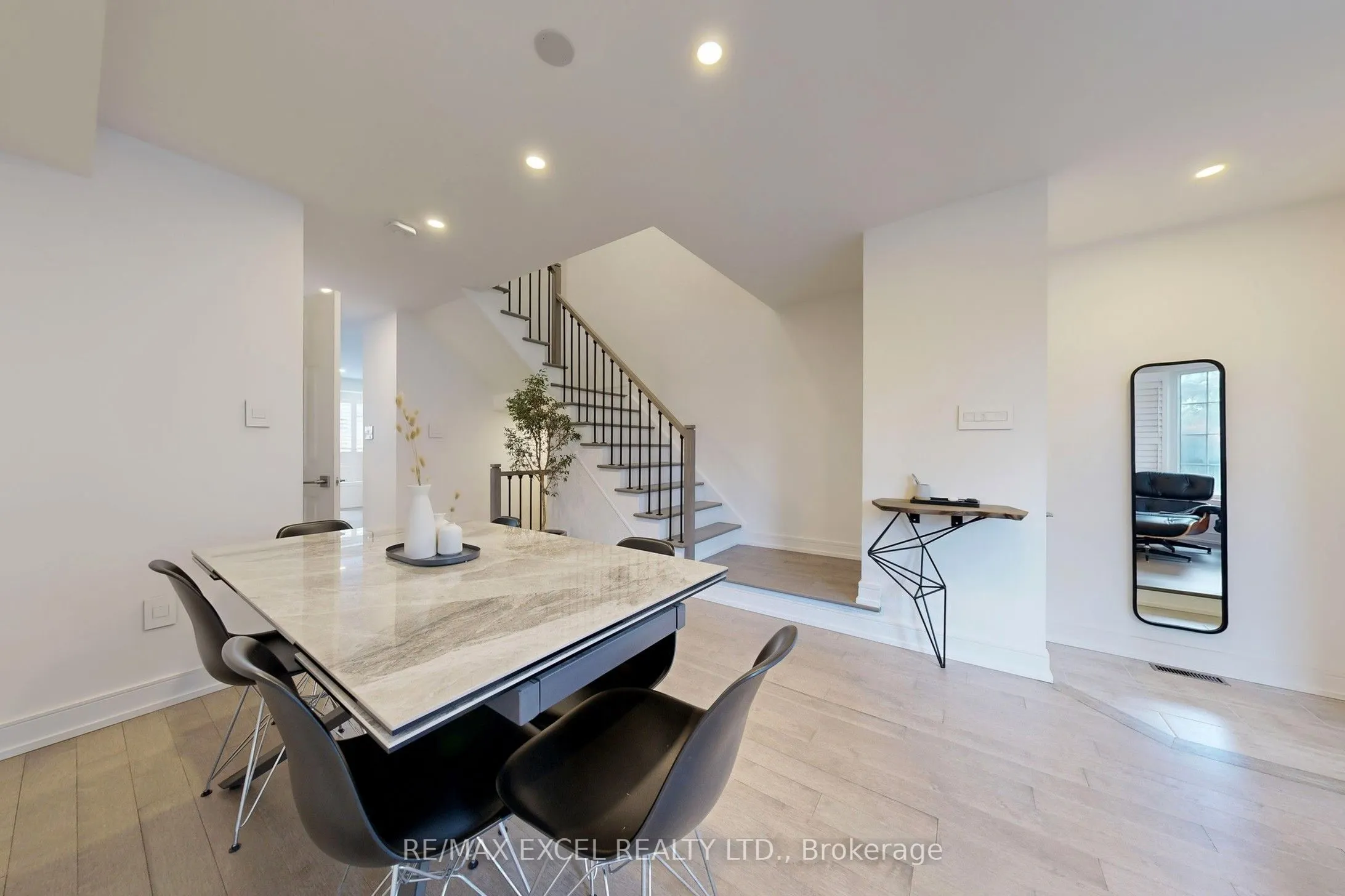 8 Hartmoor Street