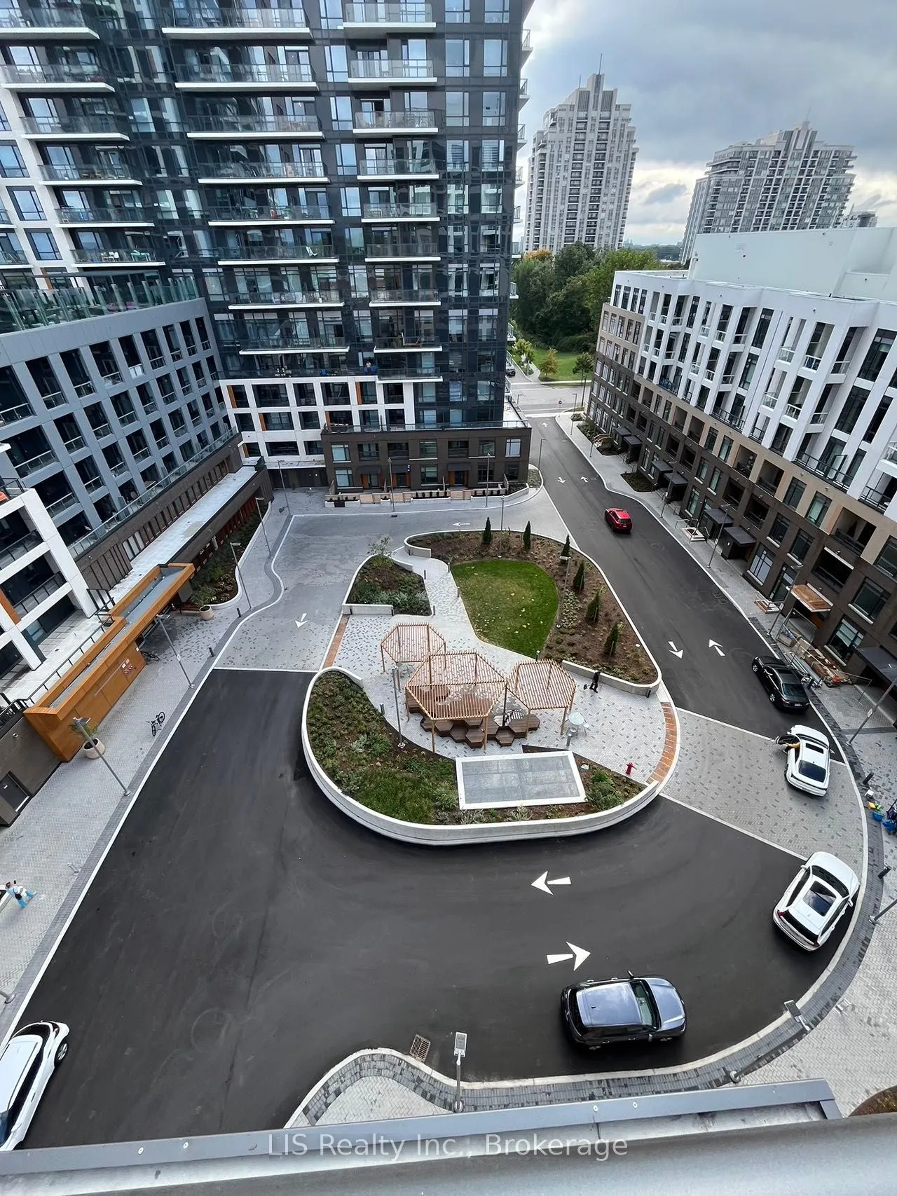 8 Beverley Glen Boulevard, #806
