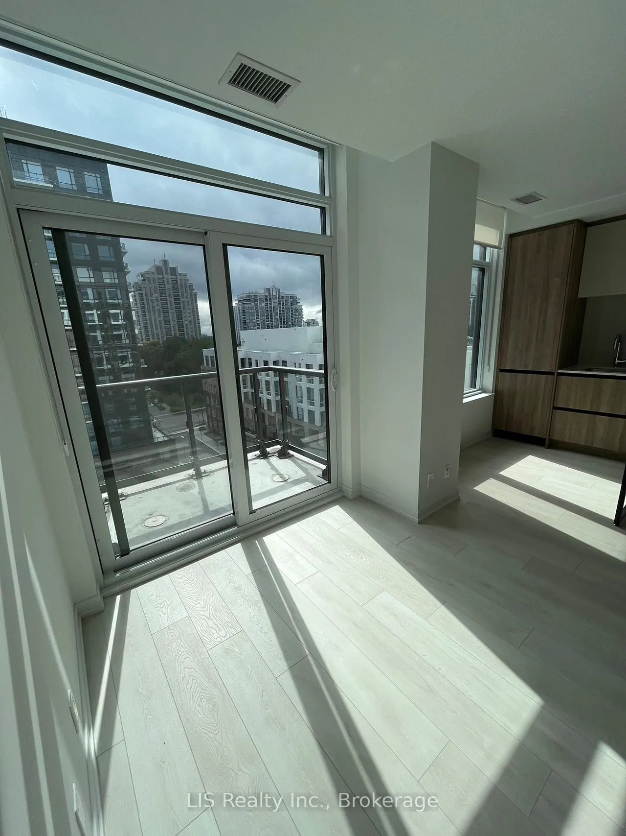 8 Beverley Glen Boulevard, #806