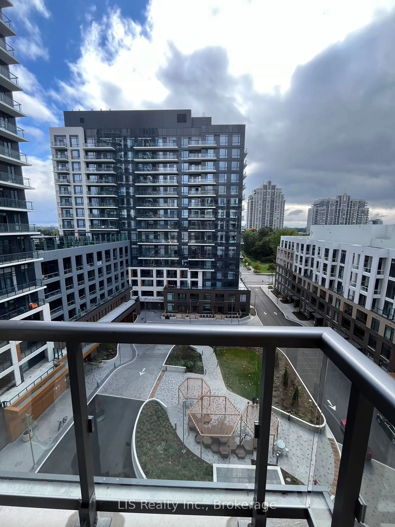 8 Beverley Glen Boulevard, #806