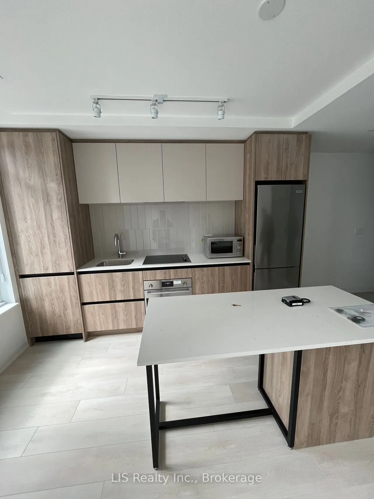 8 Beverley Glen Boulevard, #806