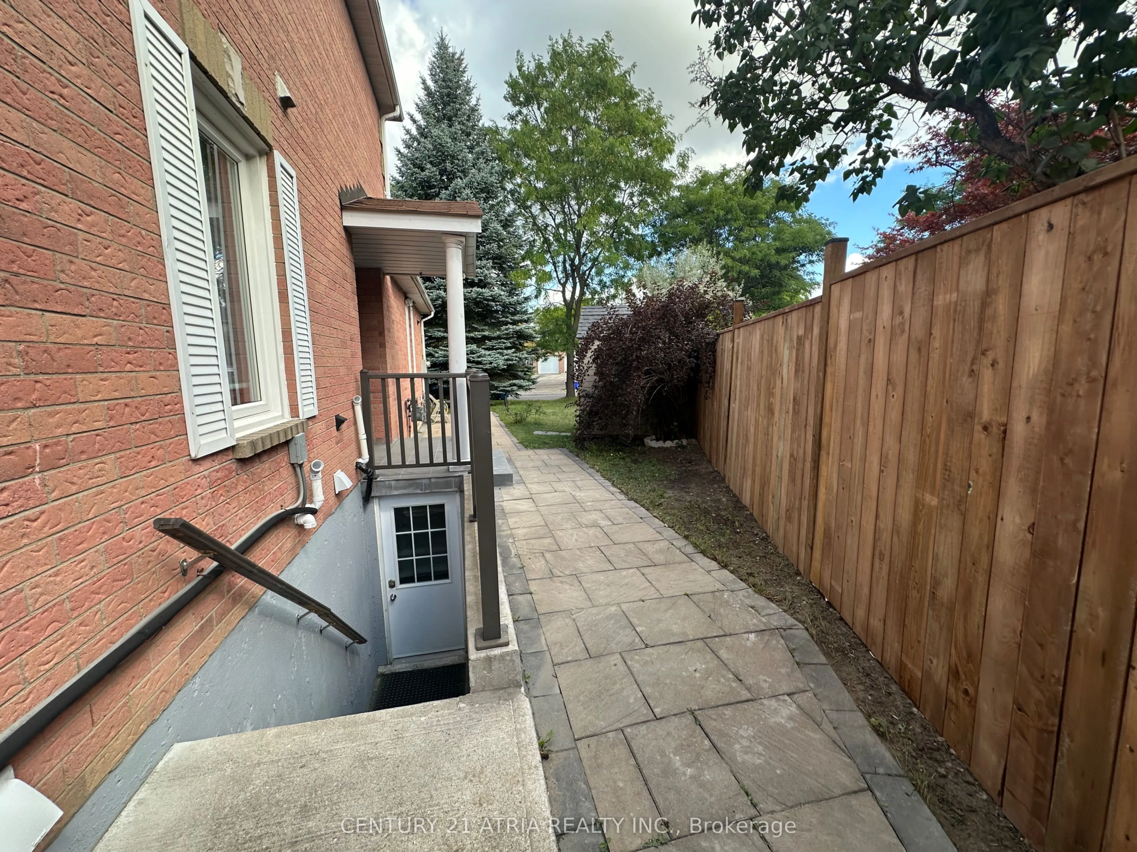 60 Steepleview Crescent