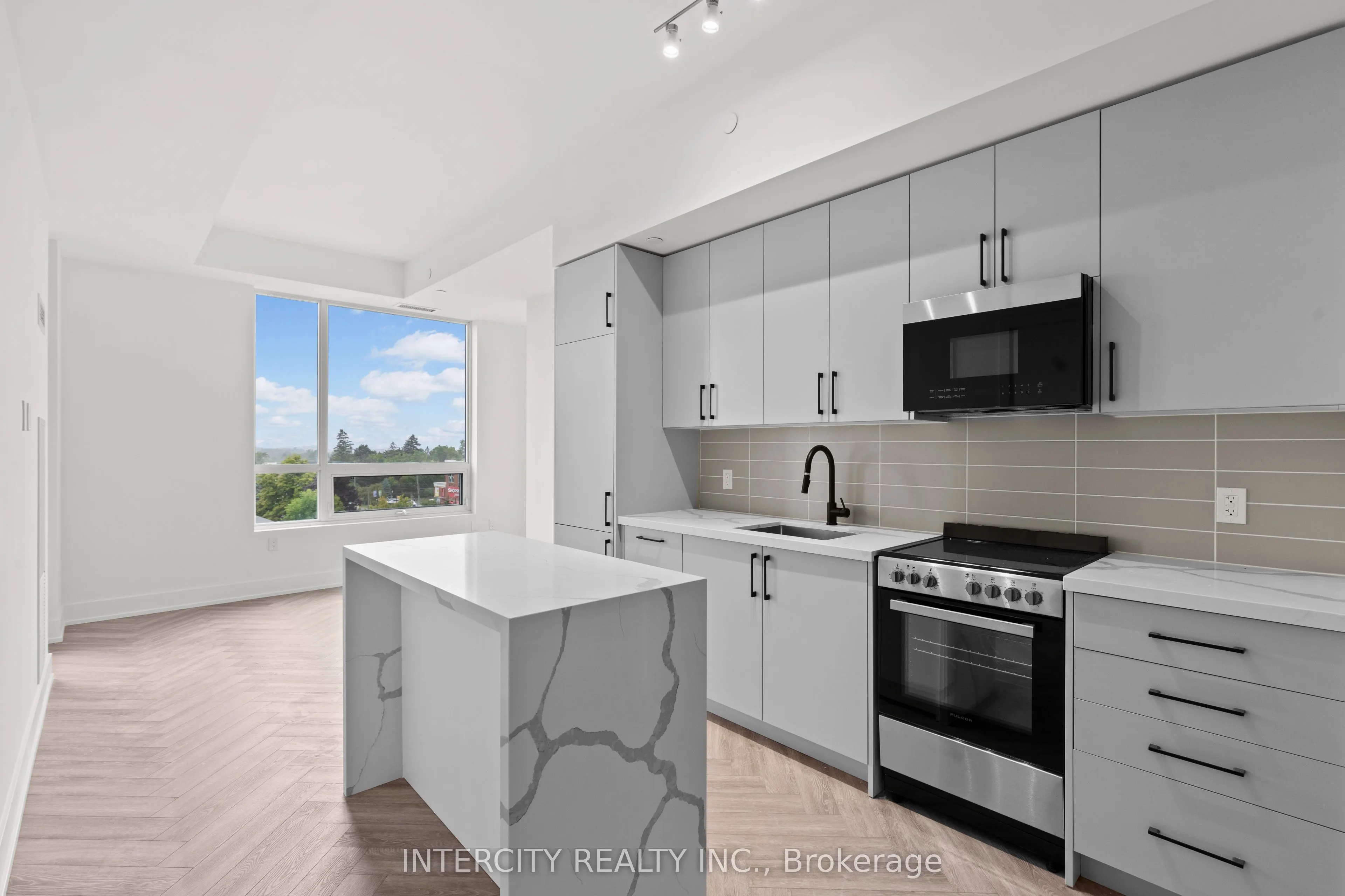 2075 King Road, #520
