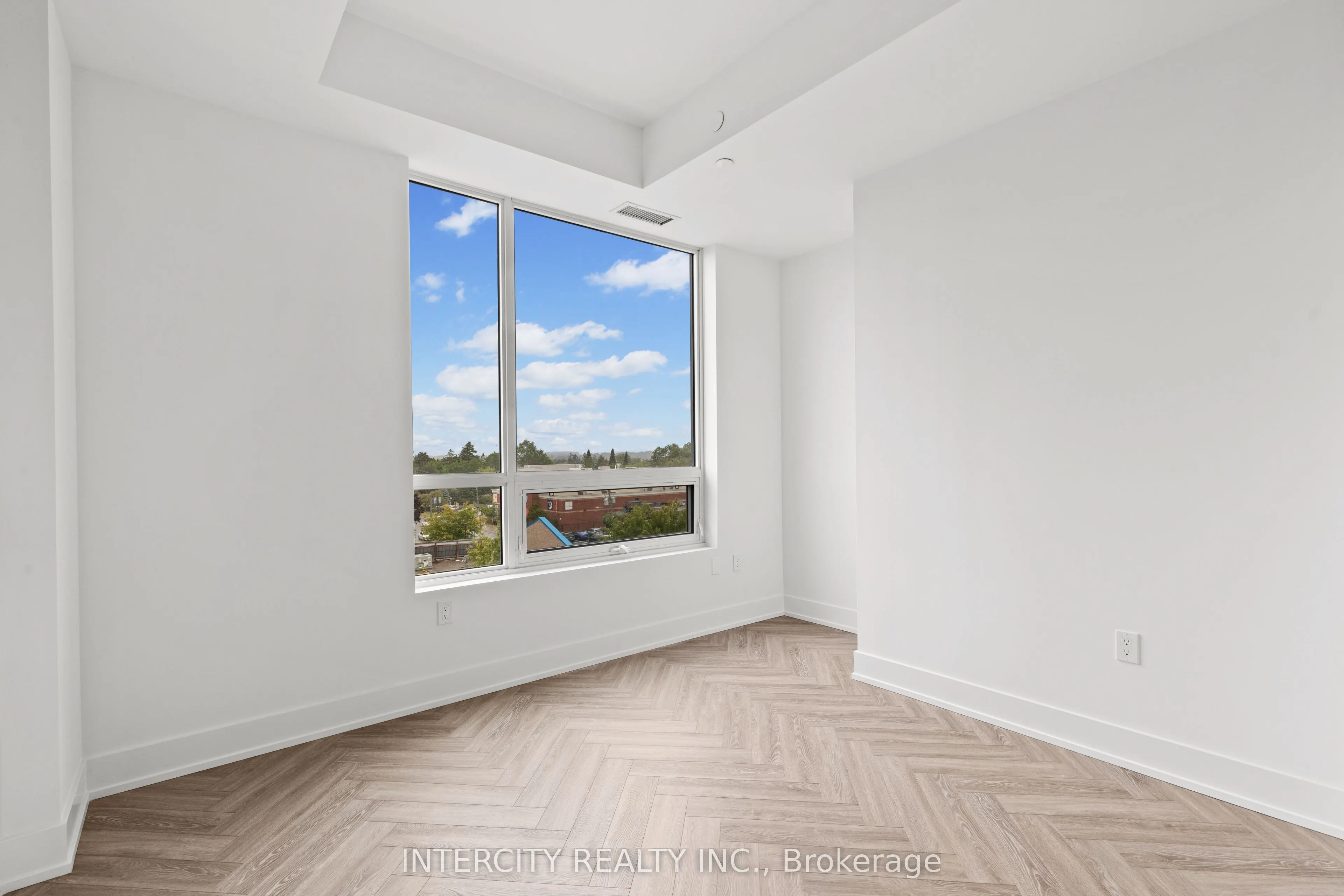 2075 King Road, #520