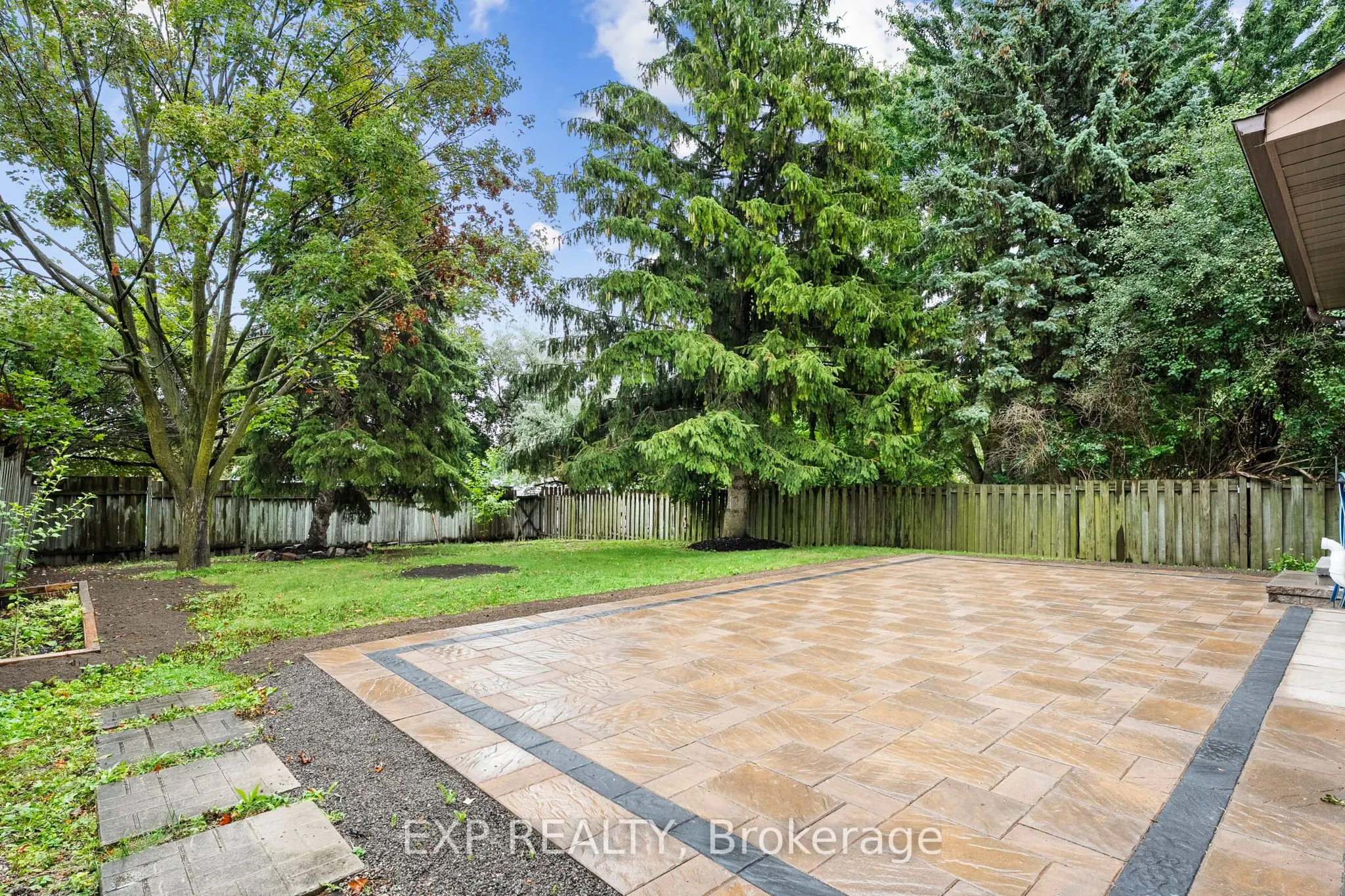 56 Manning Crescent