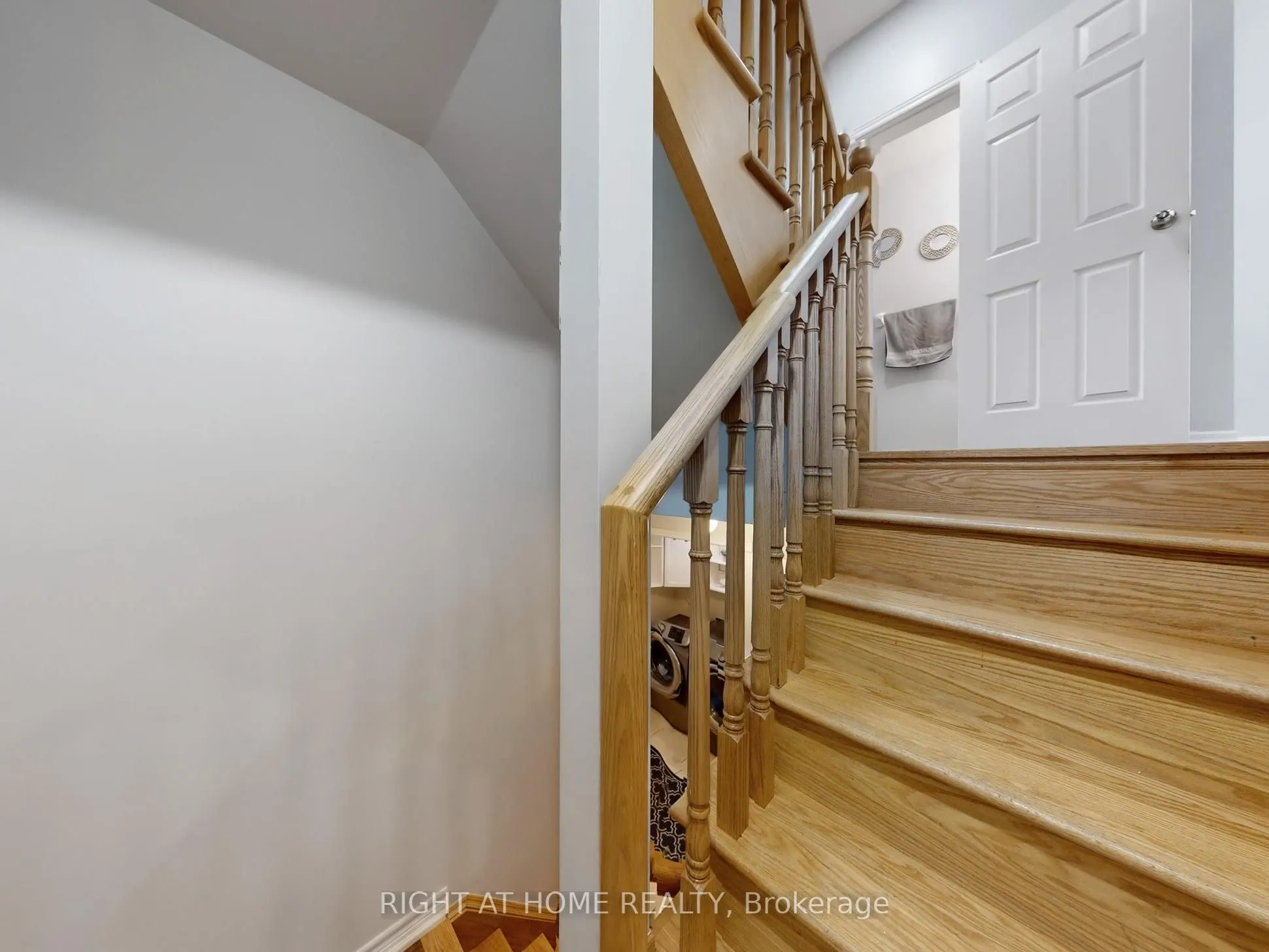 168 Dundas Way N