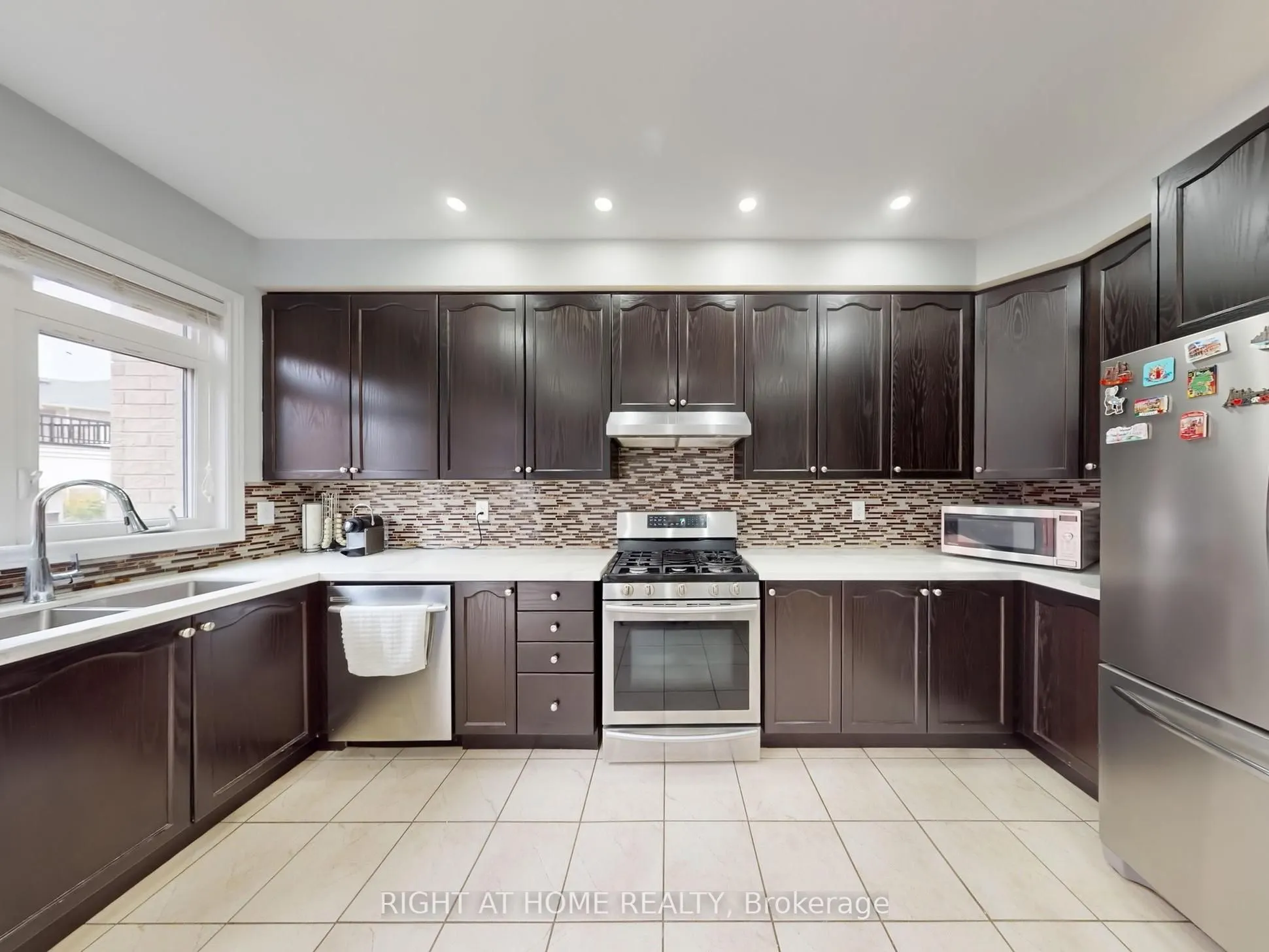 168 Dundas Way N