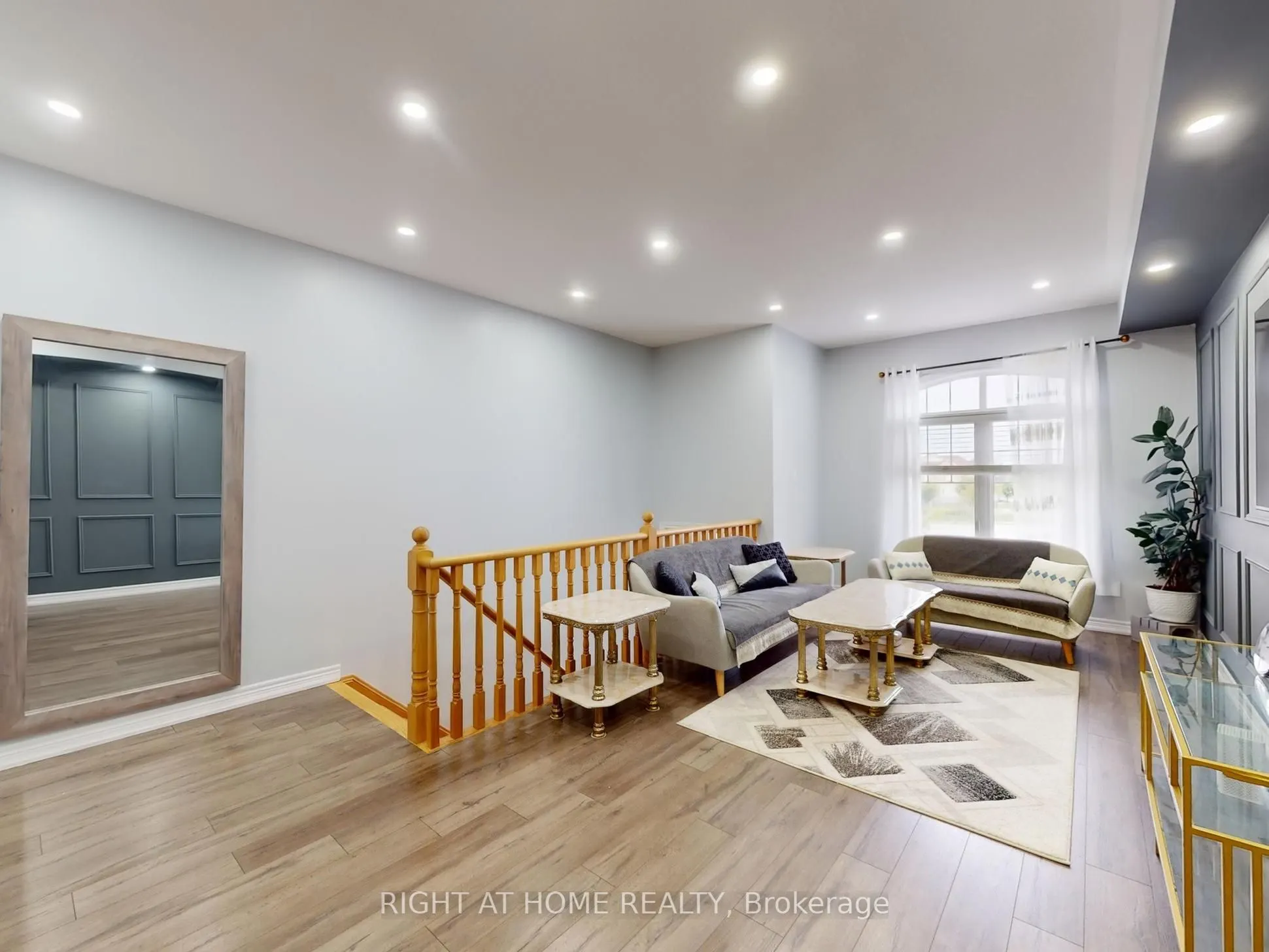 168 Dundas Way N