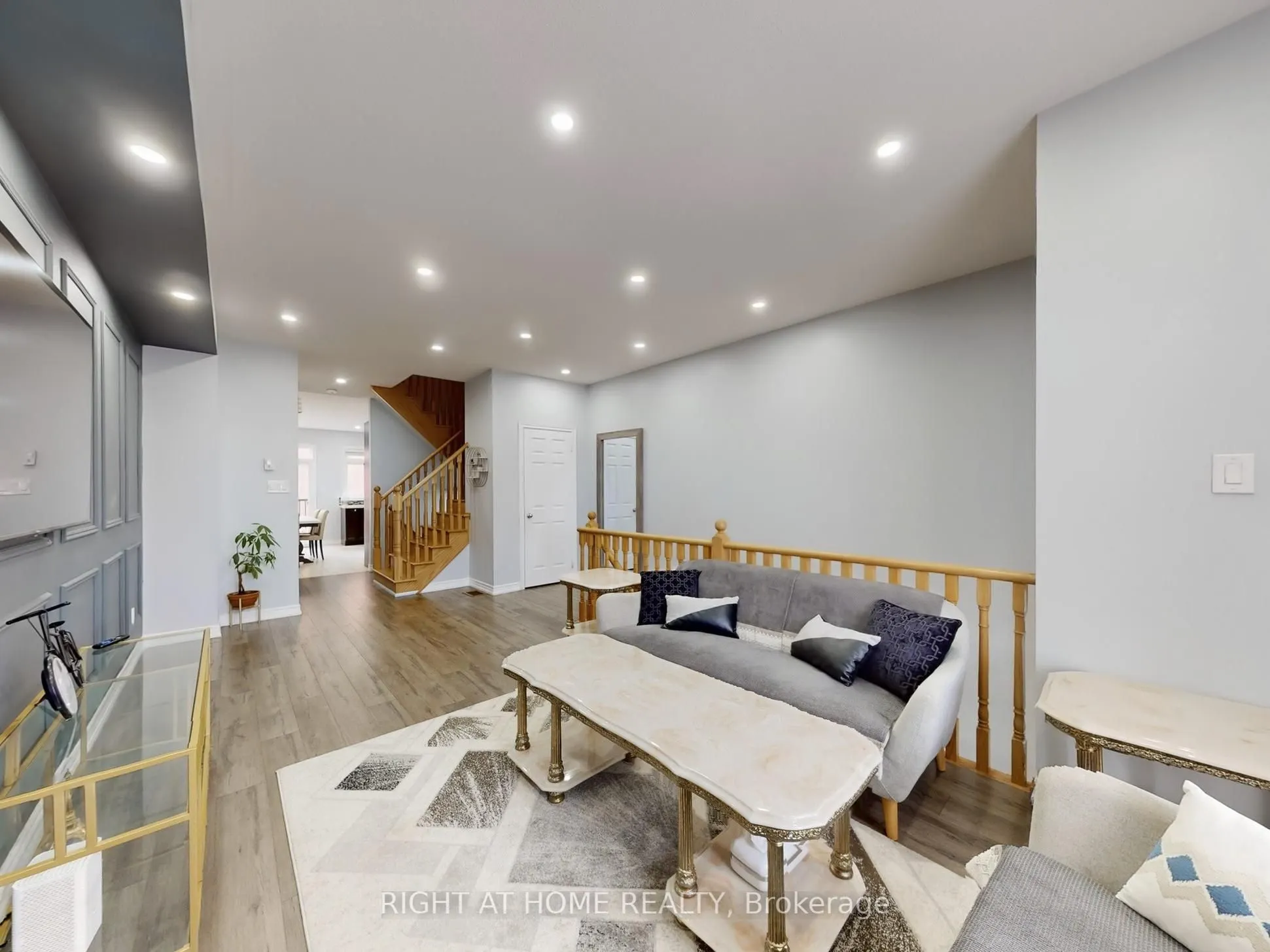 168 Dundas Way N