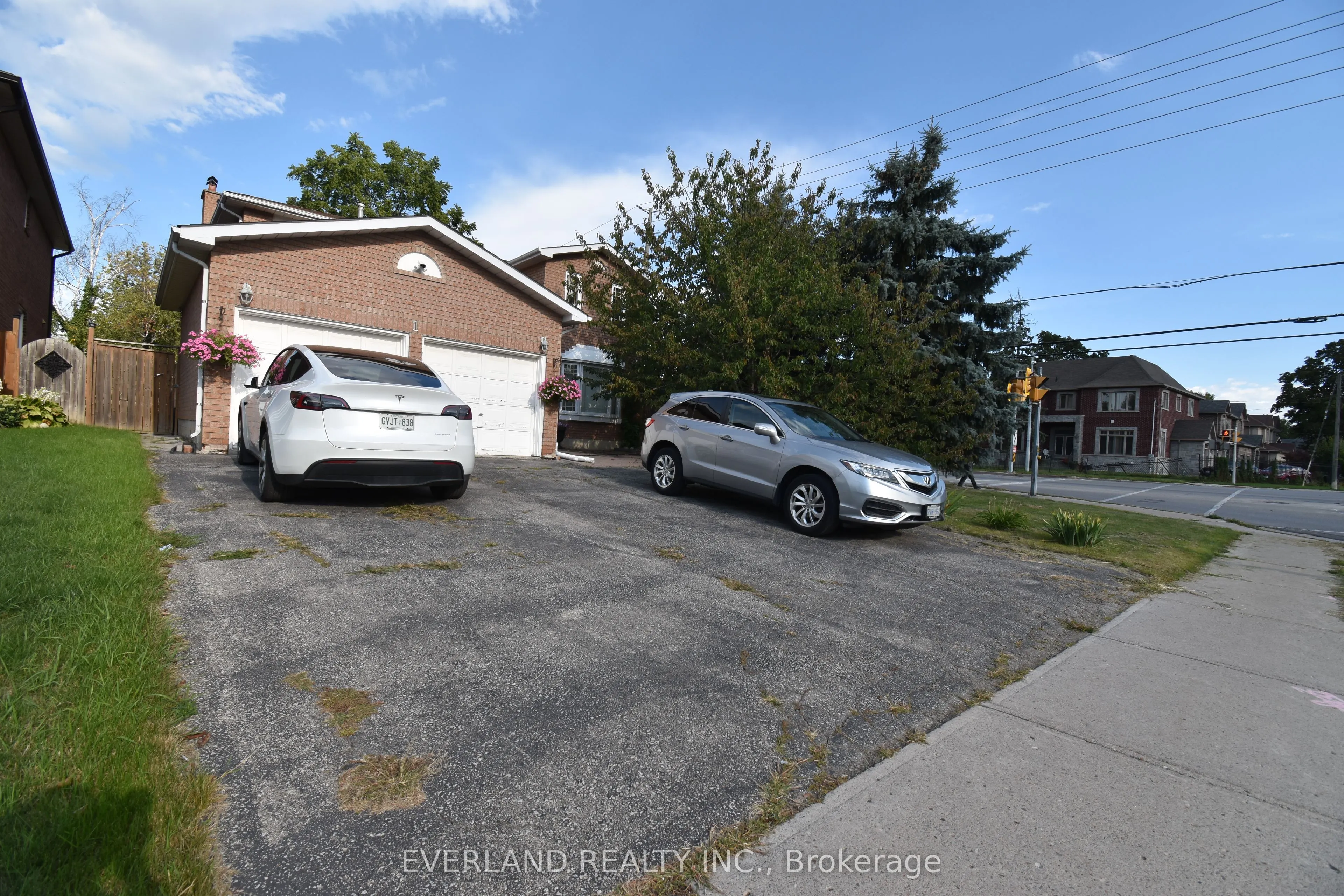1 SHAFTSBURY Avenue, #BASEMENT APT 2 BDRM