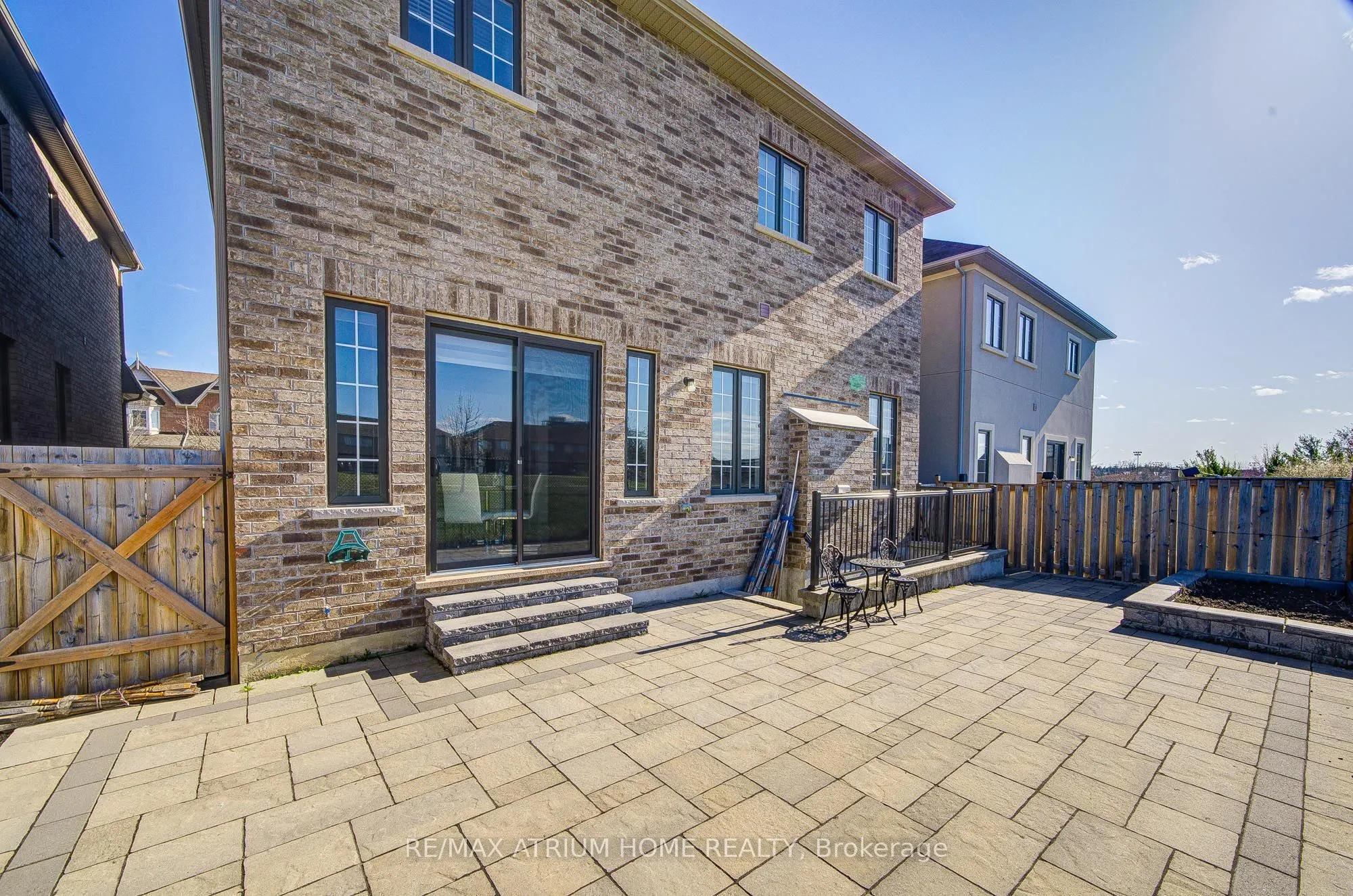 127 Maple Ridge Crescent