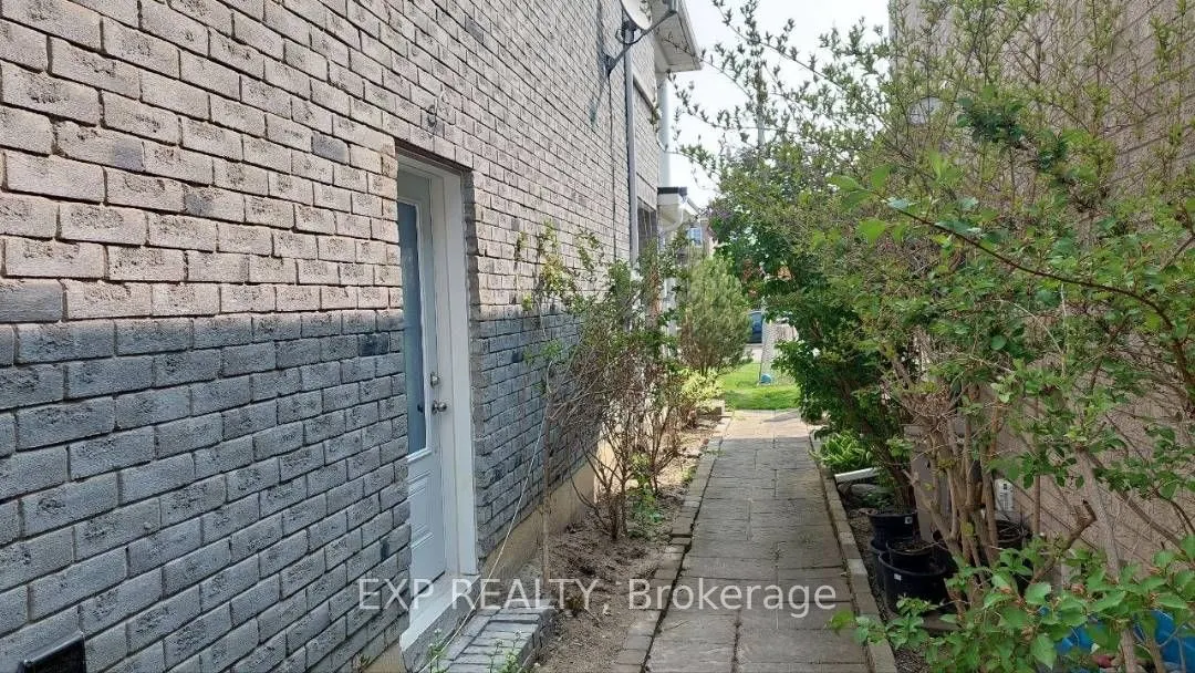 30 Deerwood Crescent, #lower