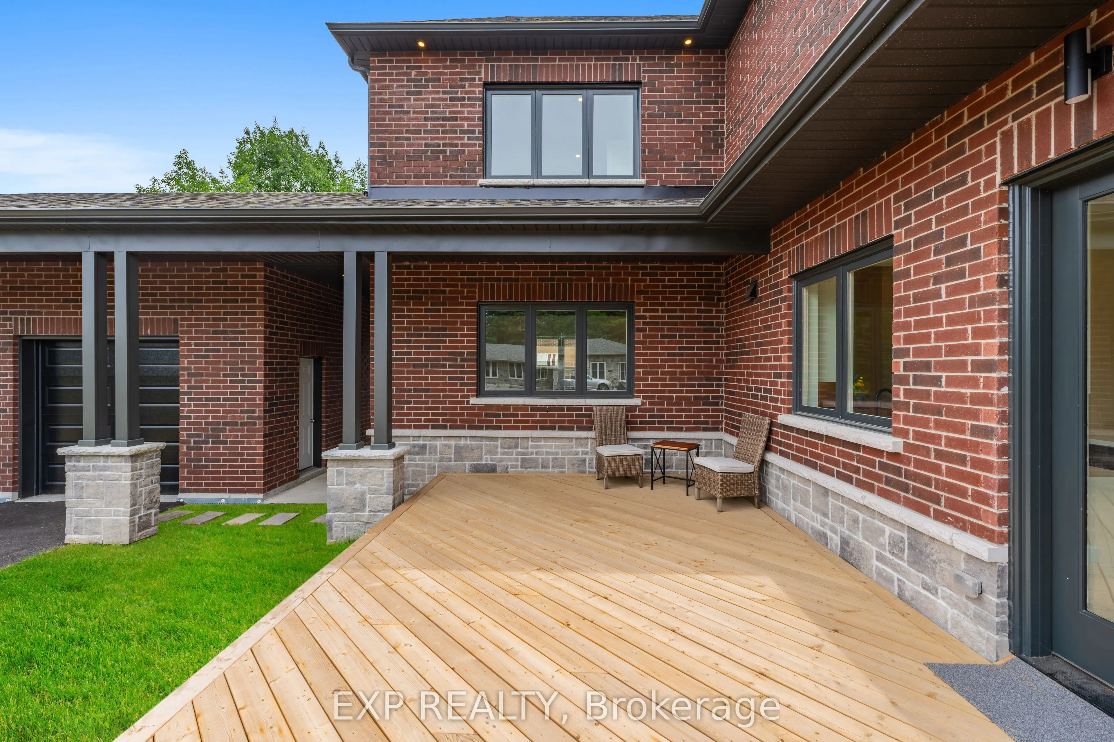 271 Main Street N