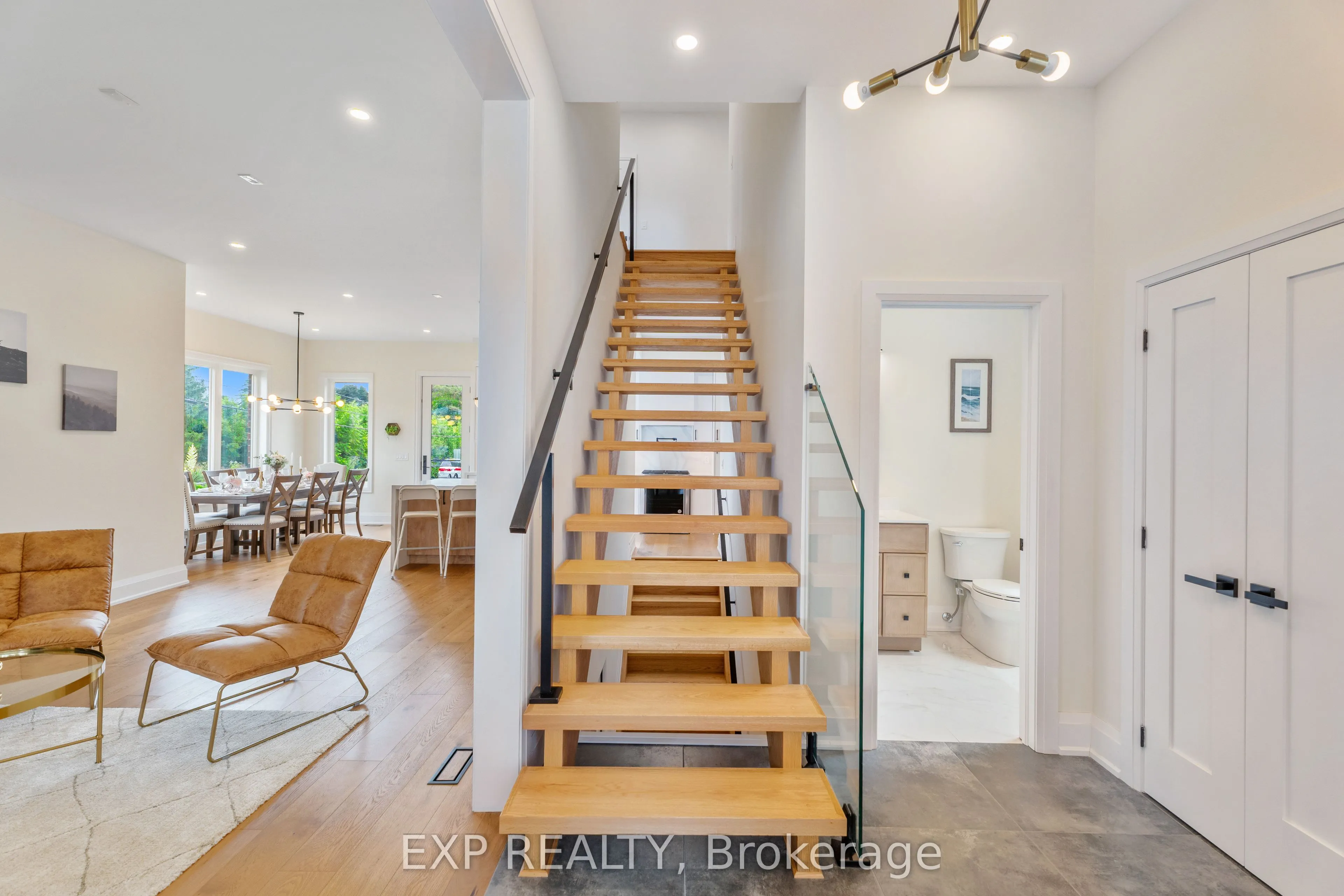 271 Main Street N