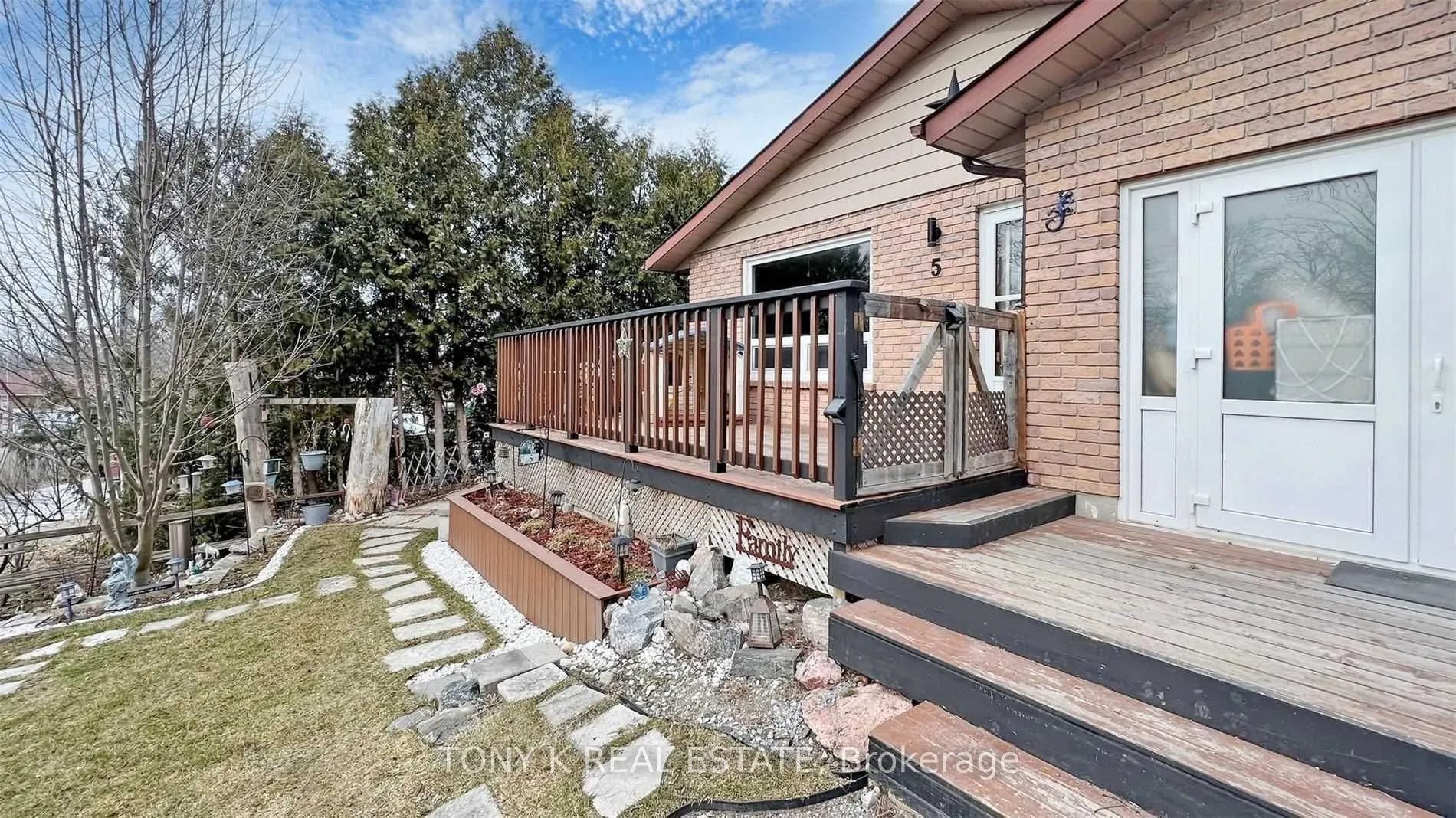 5 Pineway Avenue