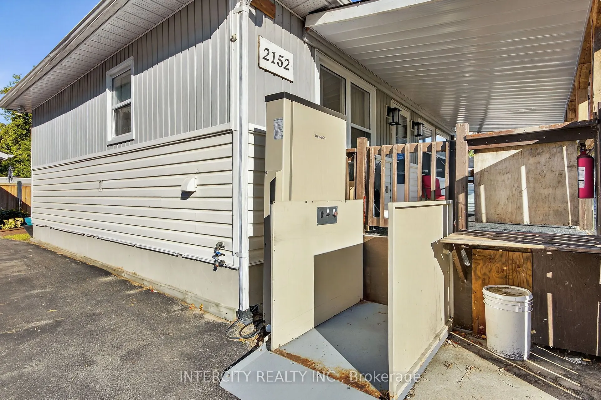 2152 25 Side Road