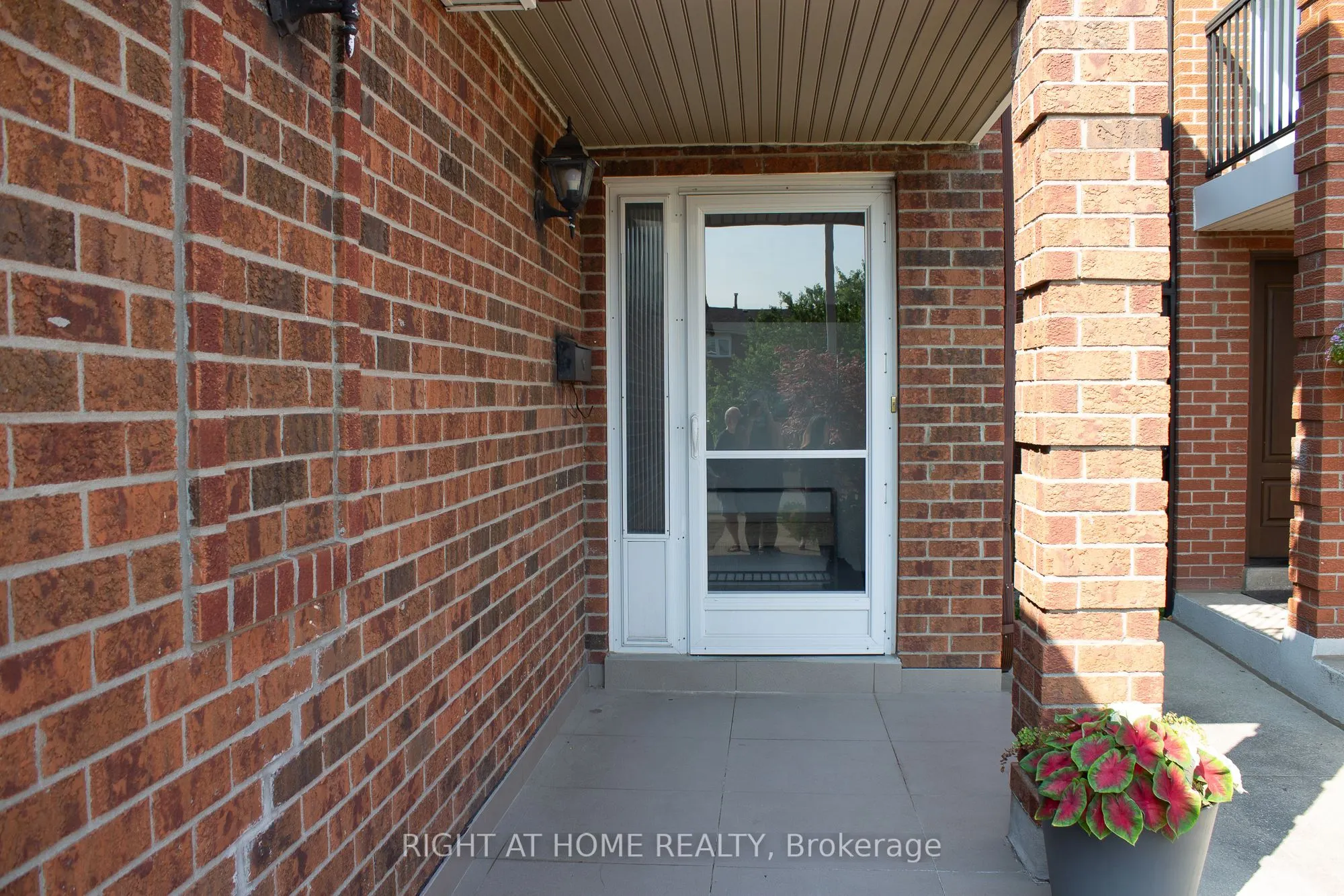 8 Terra Road W