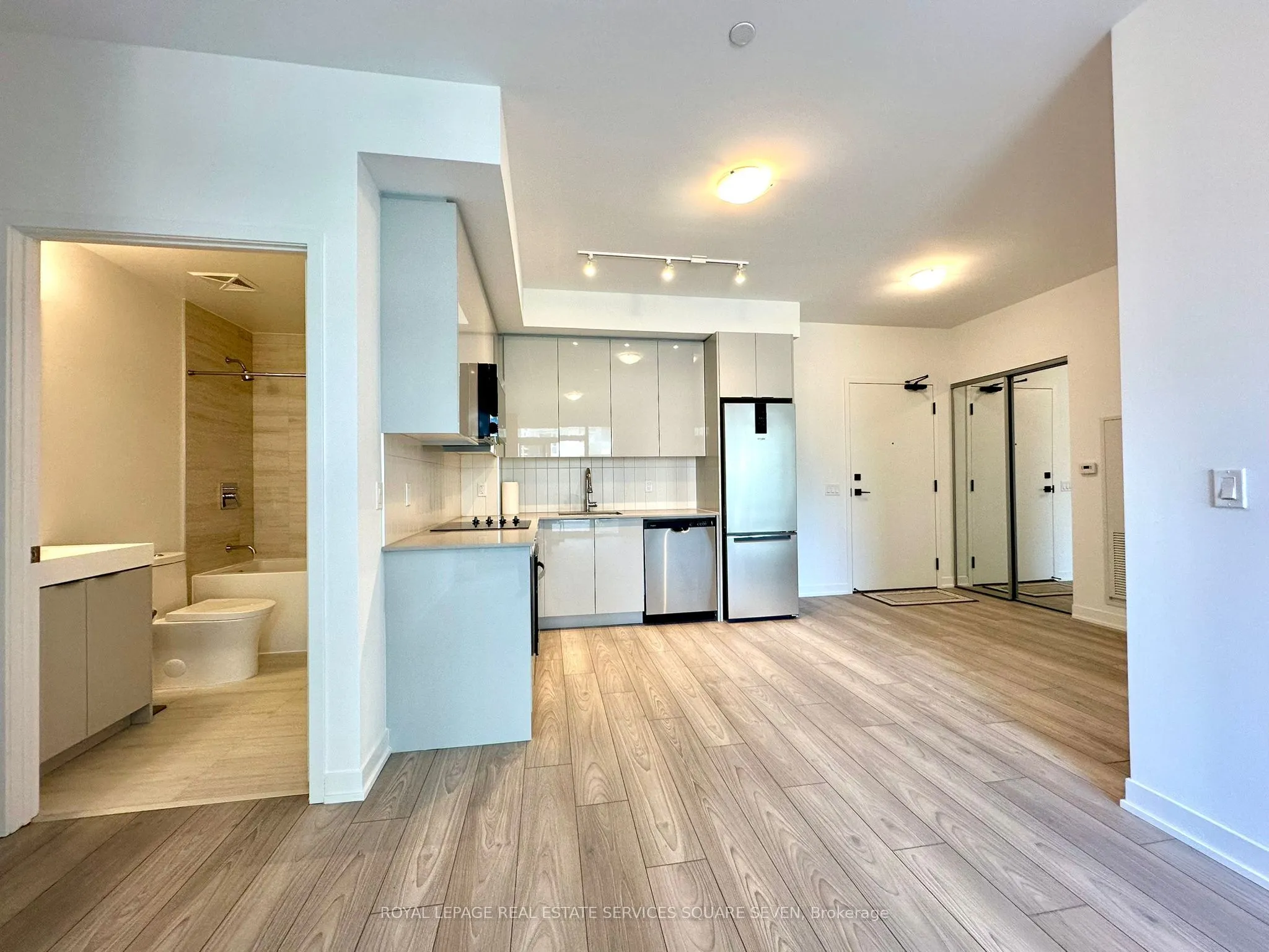 10 Abeja Street, #427