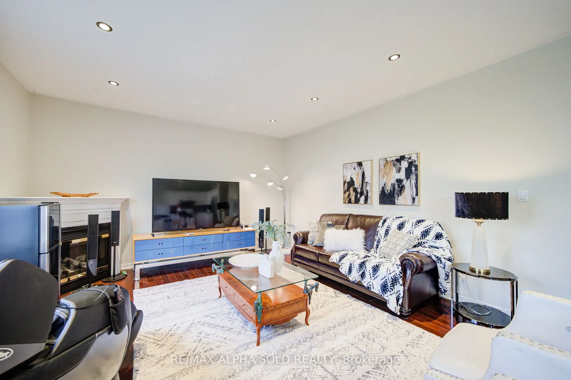 8 Hollylane Drive