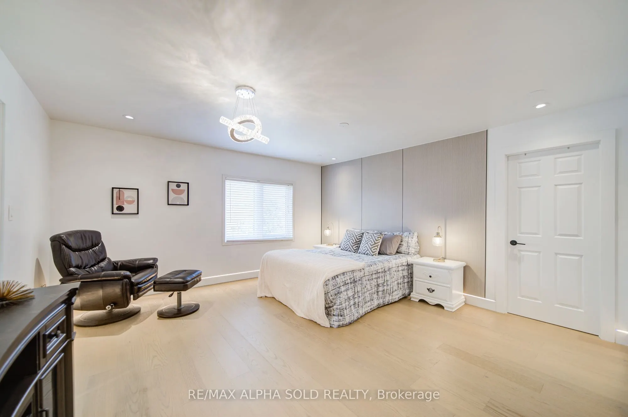 8 Hollylane Drive