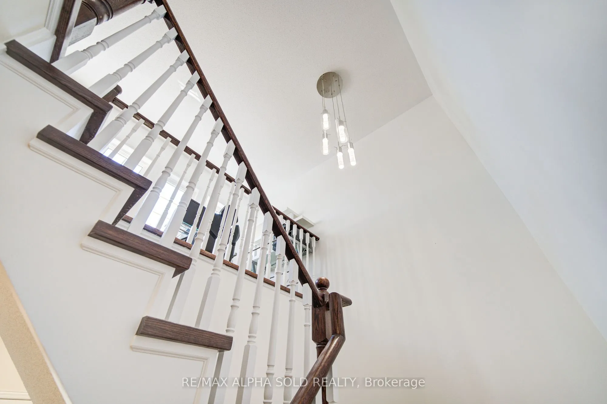 8 Hollylane Drive