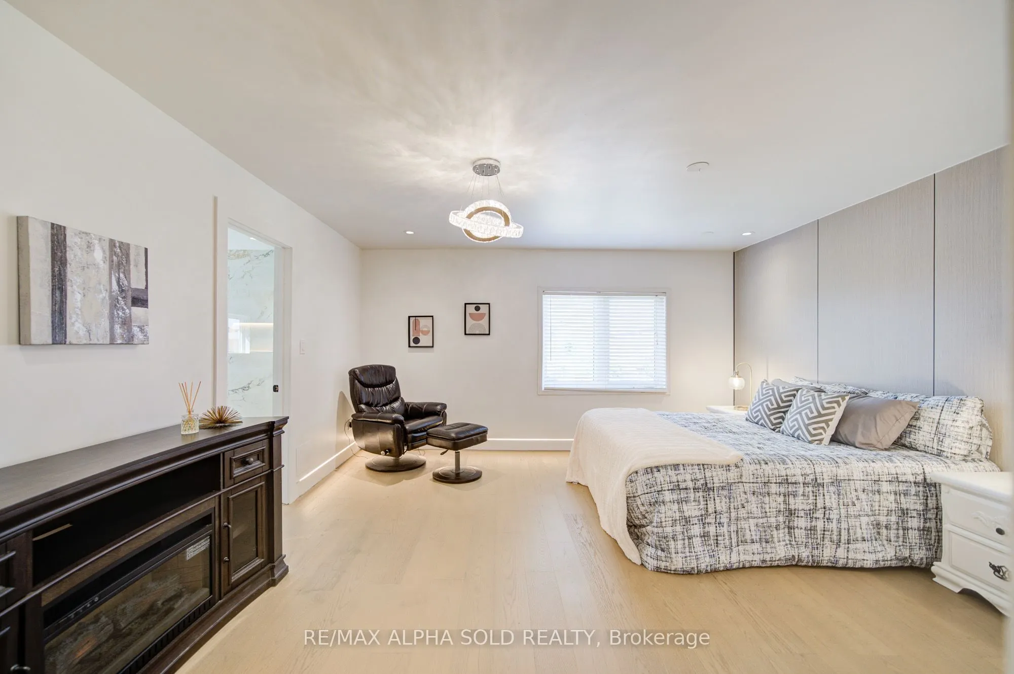 8 Hollylane Drive