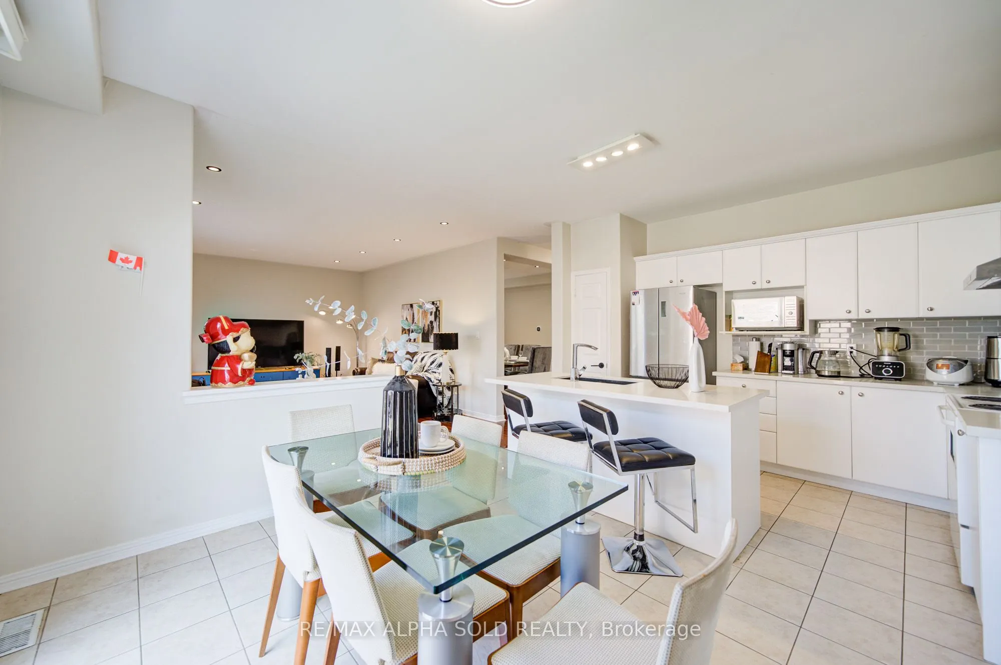 8 Hollylane Drive