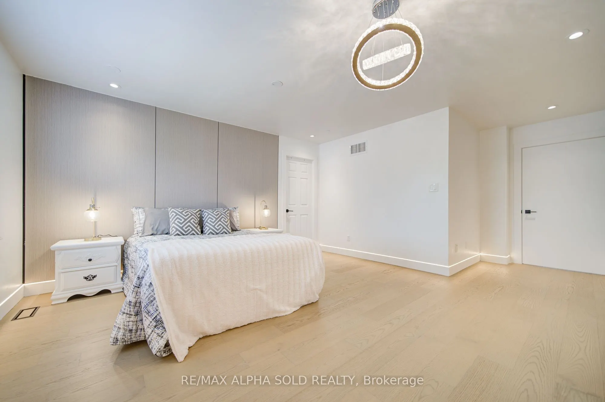 8 Hollylane Drive