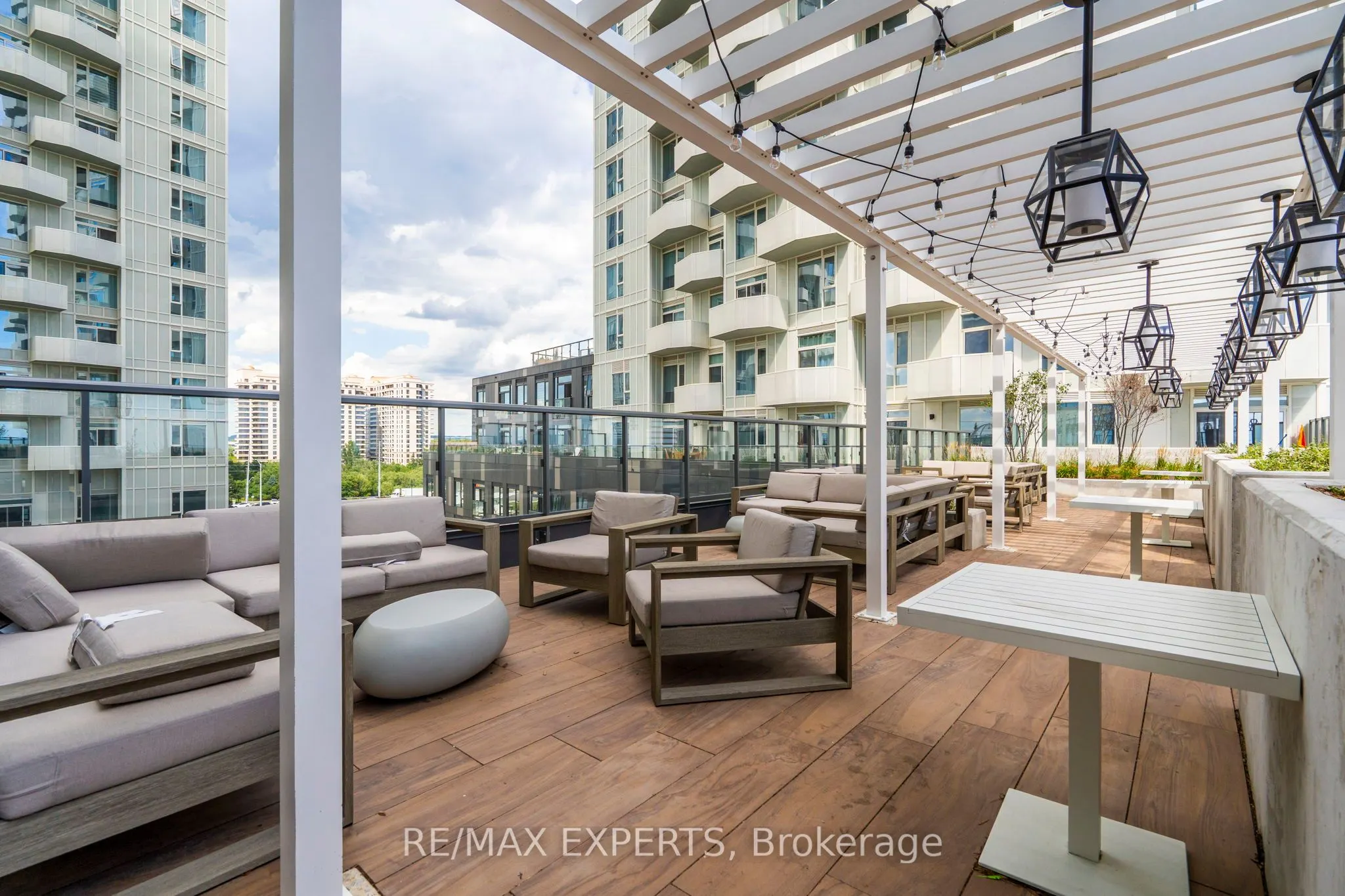 10 Abeja Street, #2521