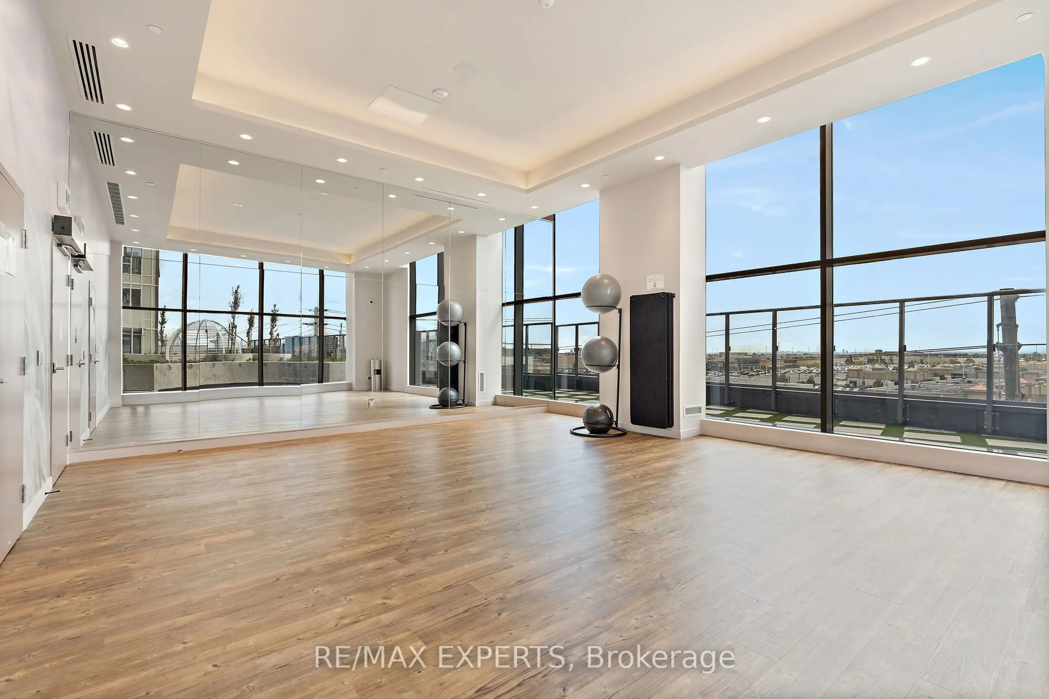 10 Abeja Street, #2521