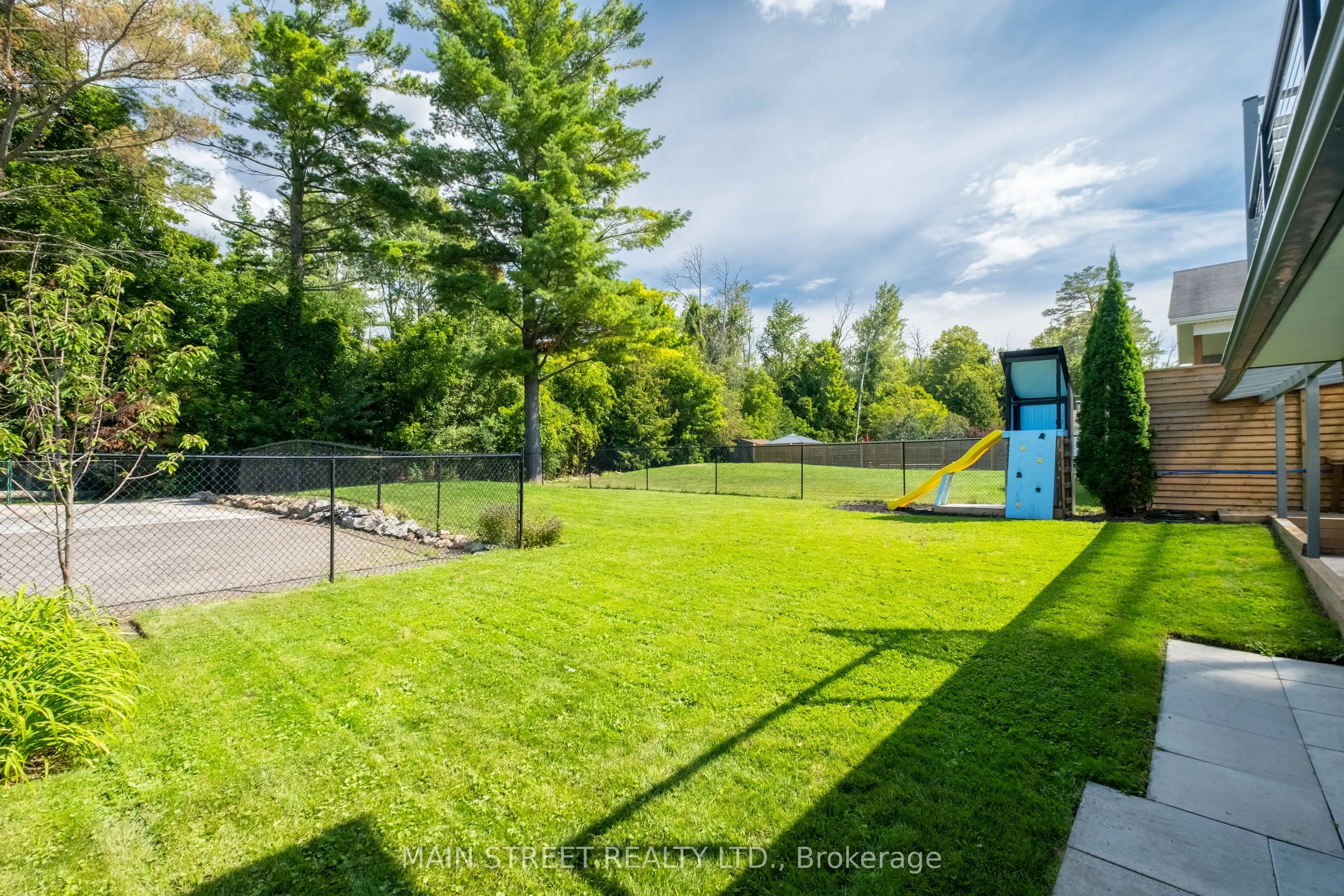 23 Sunnidale Boulevard E