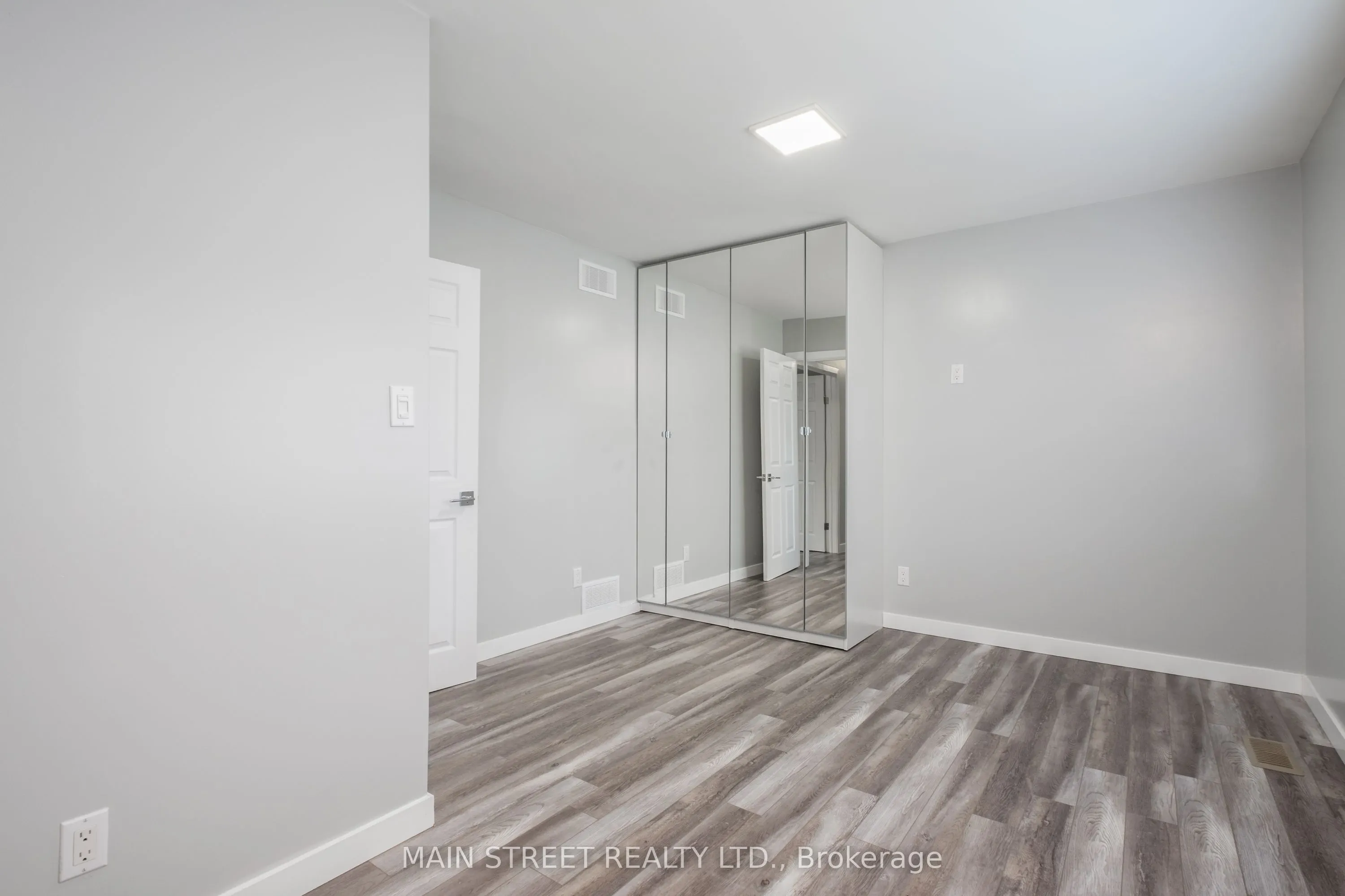 23 Sunnidale Boulevard E