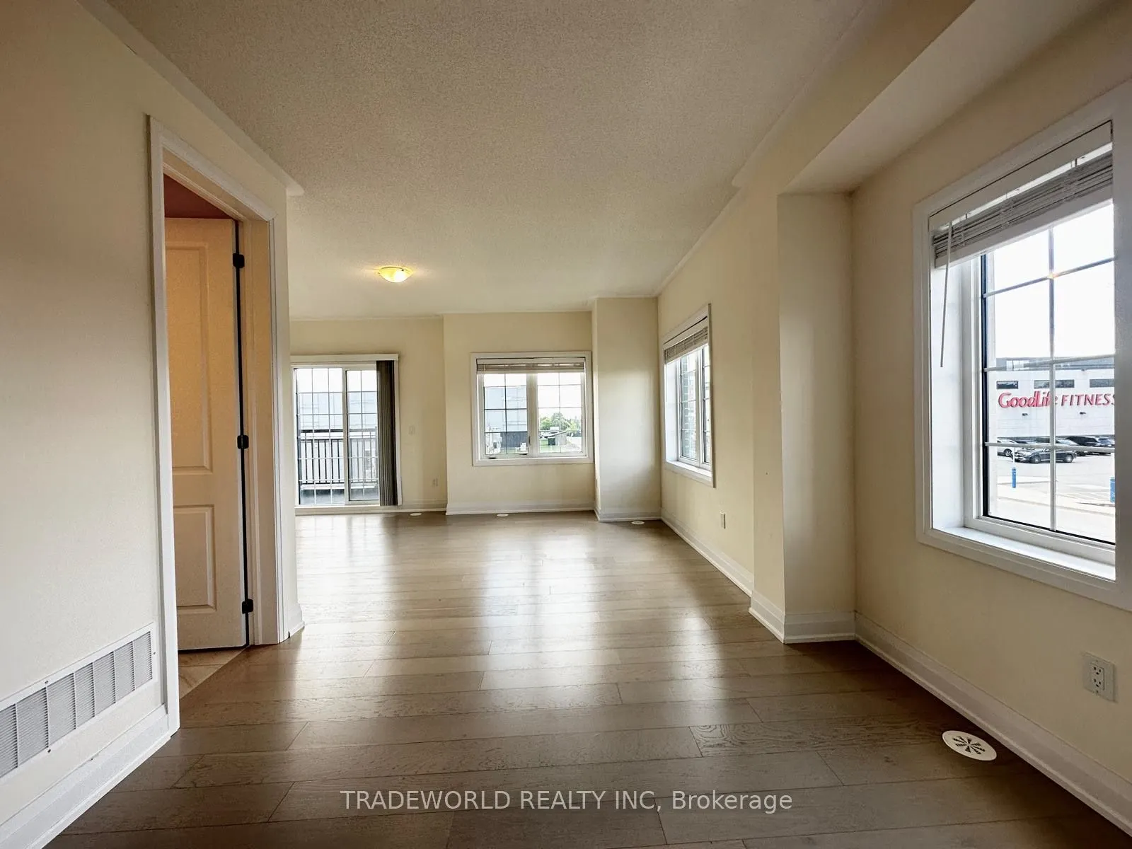 6 Clippers Crescent